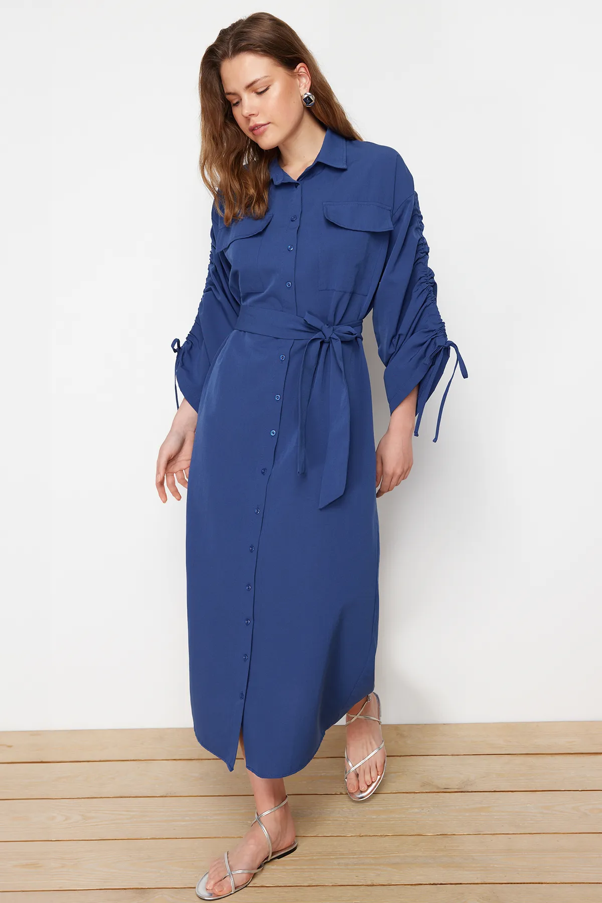 Trendyol Modest  Saks-Hemdkleid aus gewebter Baumwolle mit Gürtel und verstellbaren Ärmeln, Detail TCTSS23EB00365