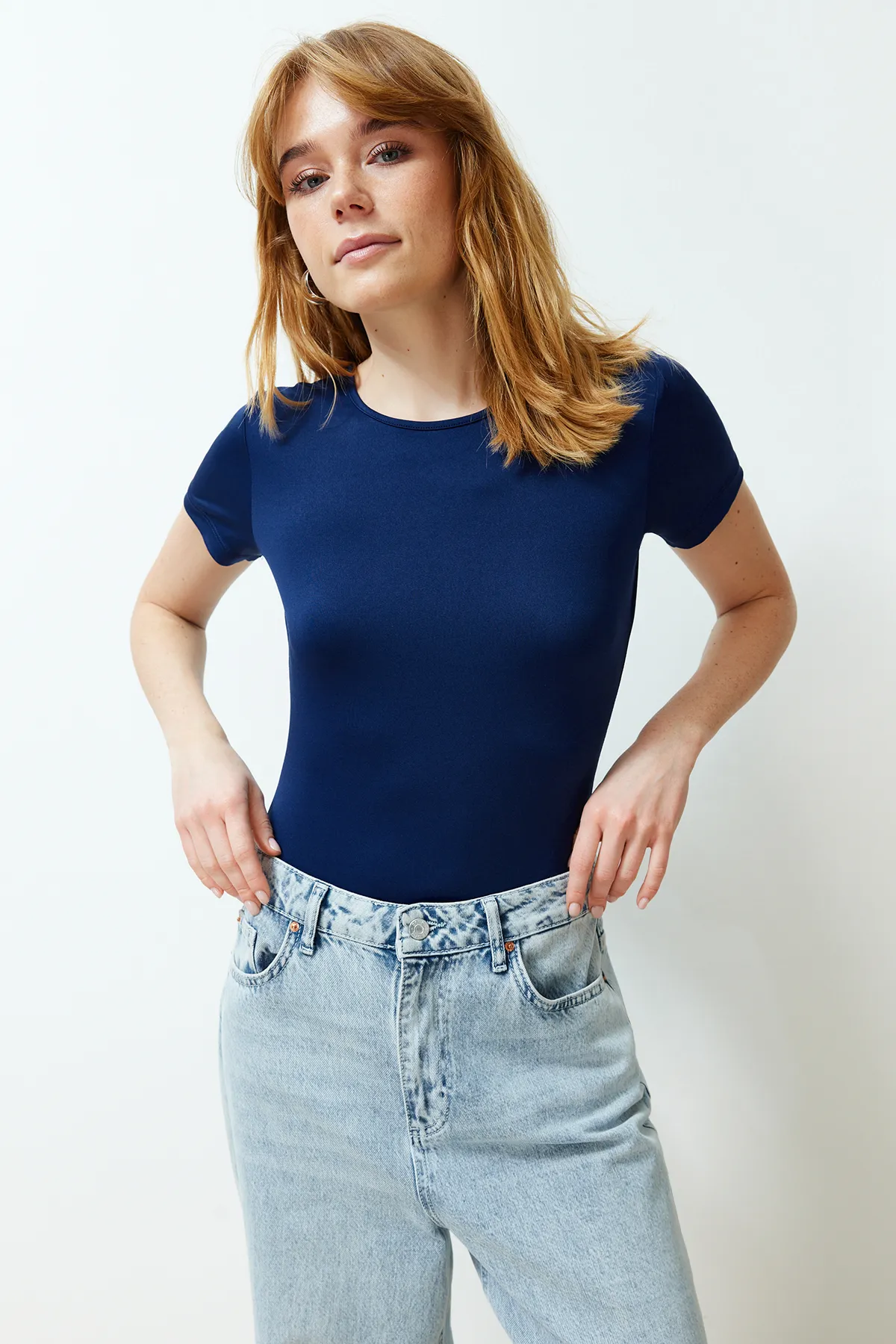Trendyol Collection  Marineblauer kurzärmliger Stretch-Strickbody mit Druckknöpfen TWOSS24BD00034