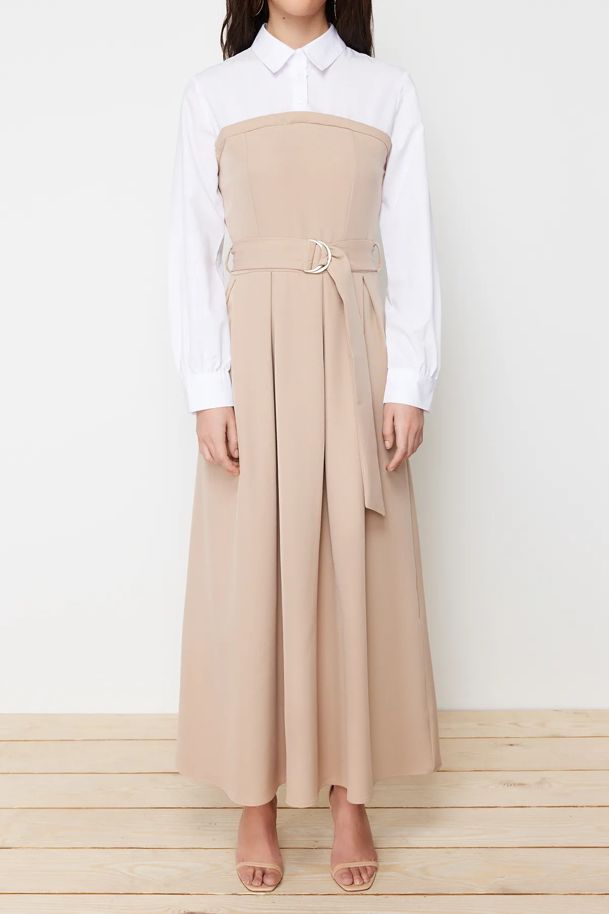Trendyol Modest  Beigefarbenes Hemdkleid mit Gürtel und detailliertem Webmuster TCTSS24EB00059