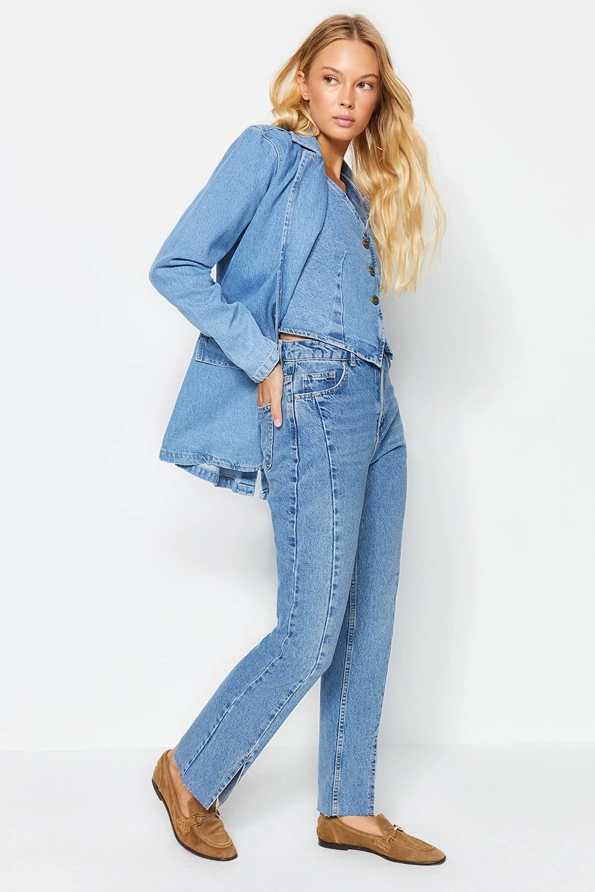 Trendyol Collection  Blaue gerade Jeans mit Schlitz und hoher Taille und Ziernähten TWOAW23JE00099