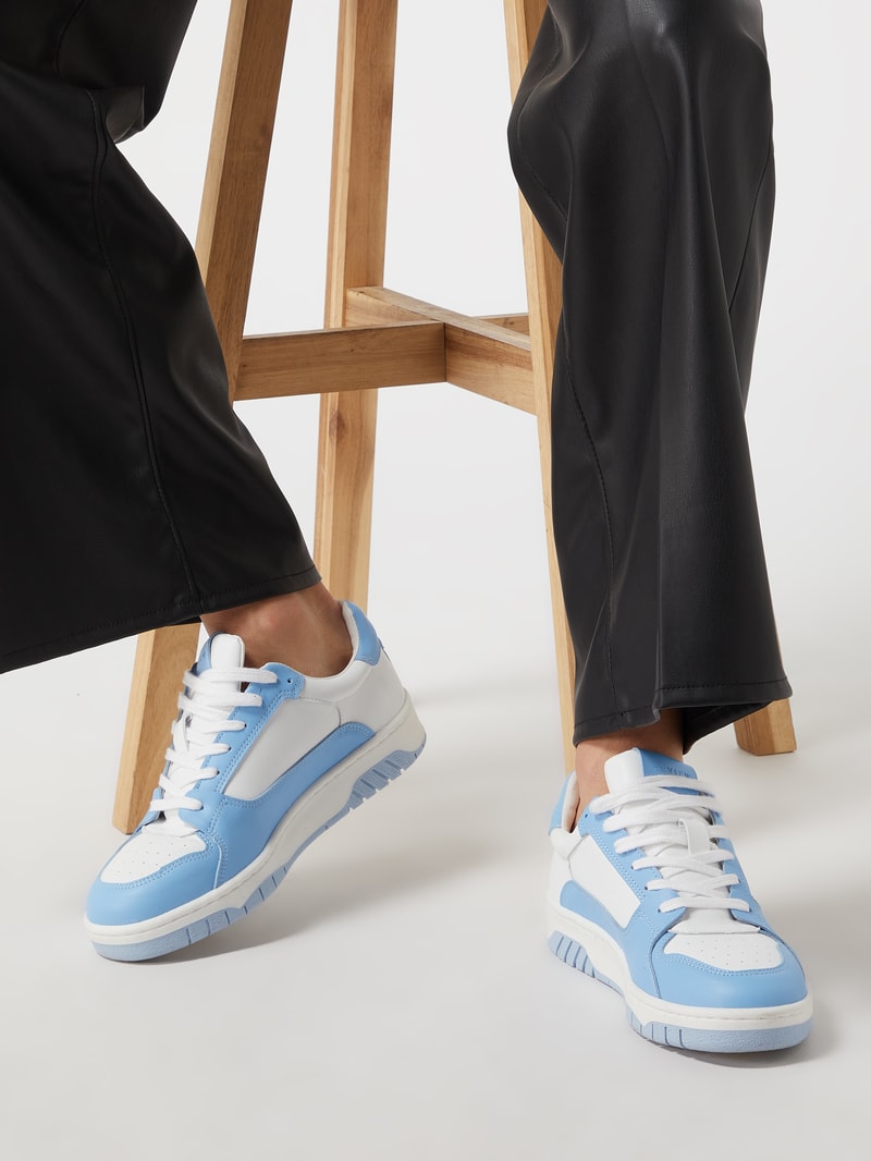 Sneaker mit Label-Details in hellblau