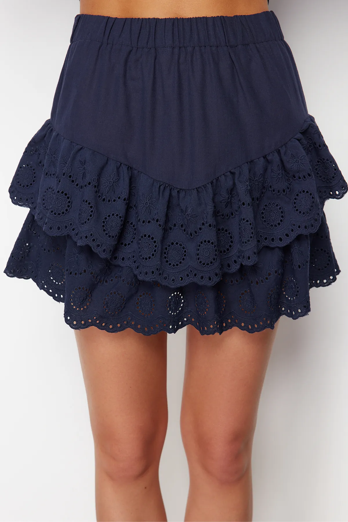 Trendyol Collection  Marineblauer Mini-Rock aus gewebtem Brode mit Details TBESS24ET00004