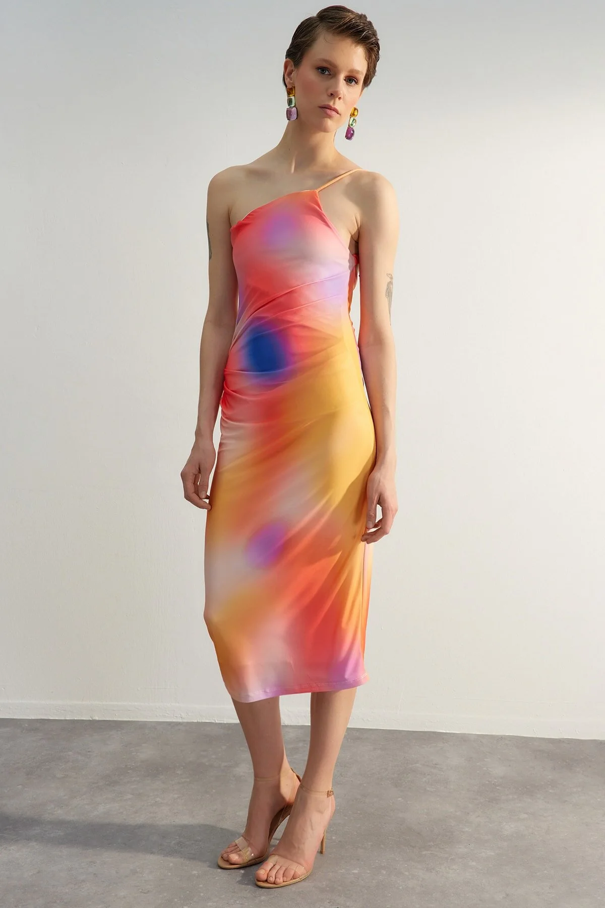 Trendyol Collection  Mehrfarbig bedrucktes, tailliertes Midi-Bleistiftkleid aus flexiblem Strick mit One-Shoulder-Träger TWOSS23EL01577