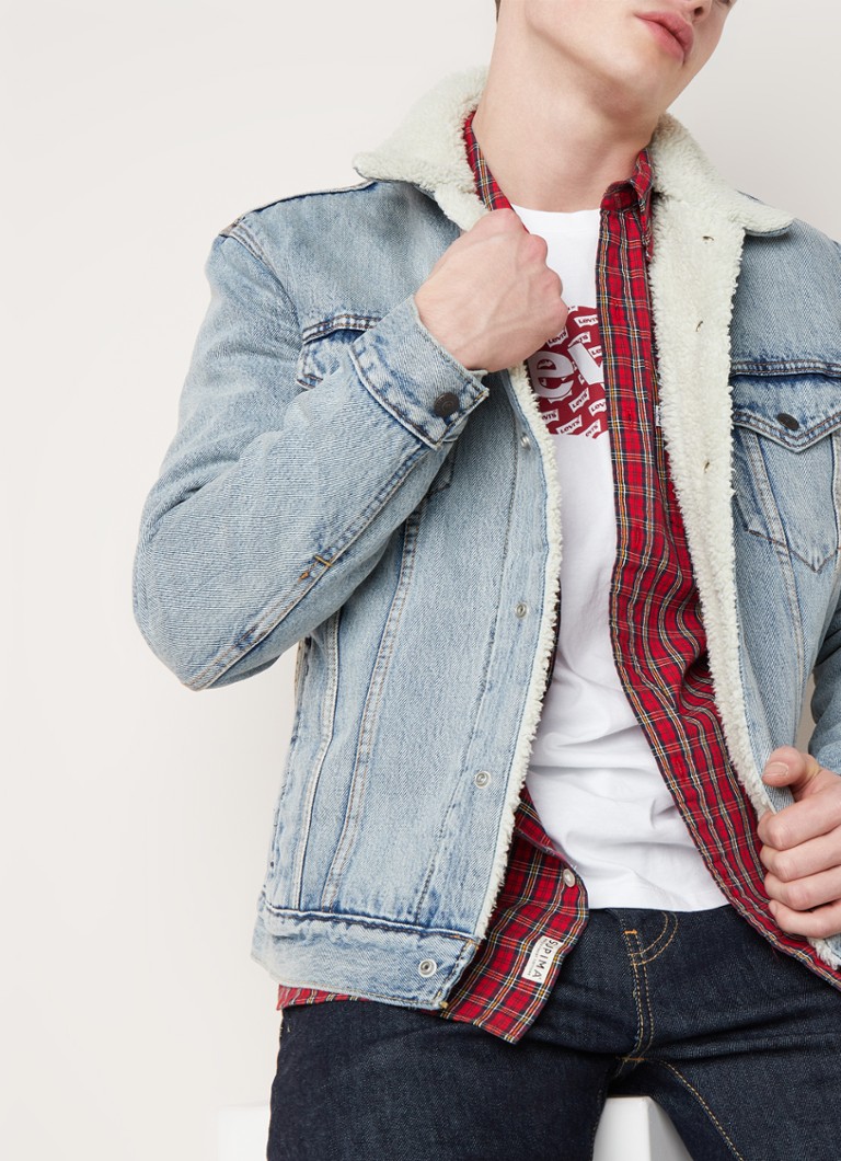 Jaqueta jeans Levi's Trucker com forro de pelúcia.
