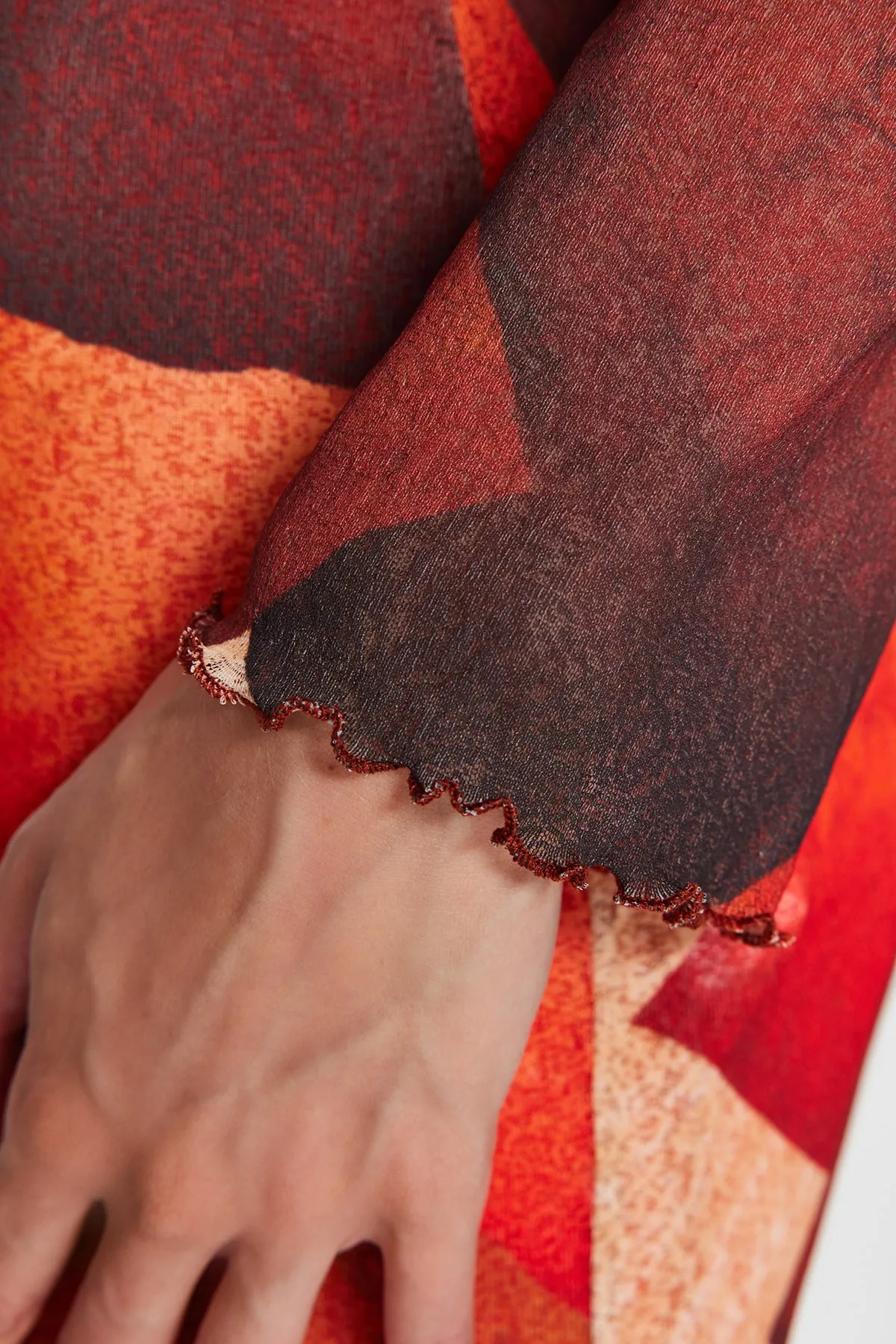 Trendyol Collection  Mehrfarbiges, figurbetontes Maxi-Bleistiftkleid aus flexiblem Strick mit spezieller Textur und Rückendetail TWOAW24EL00319