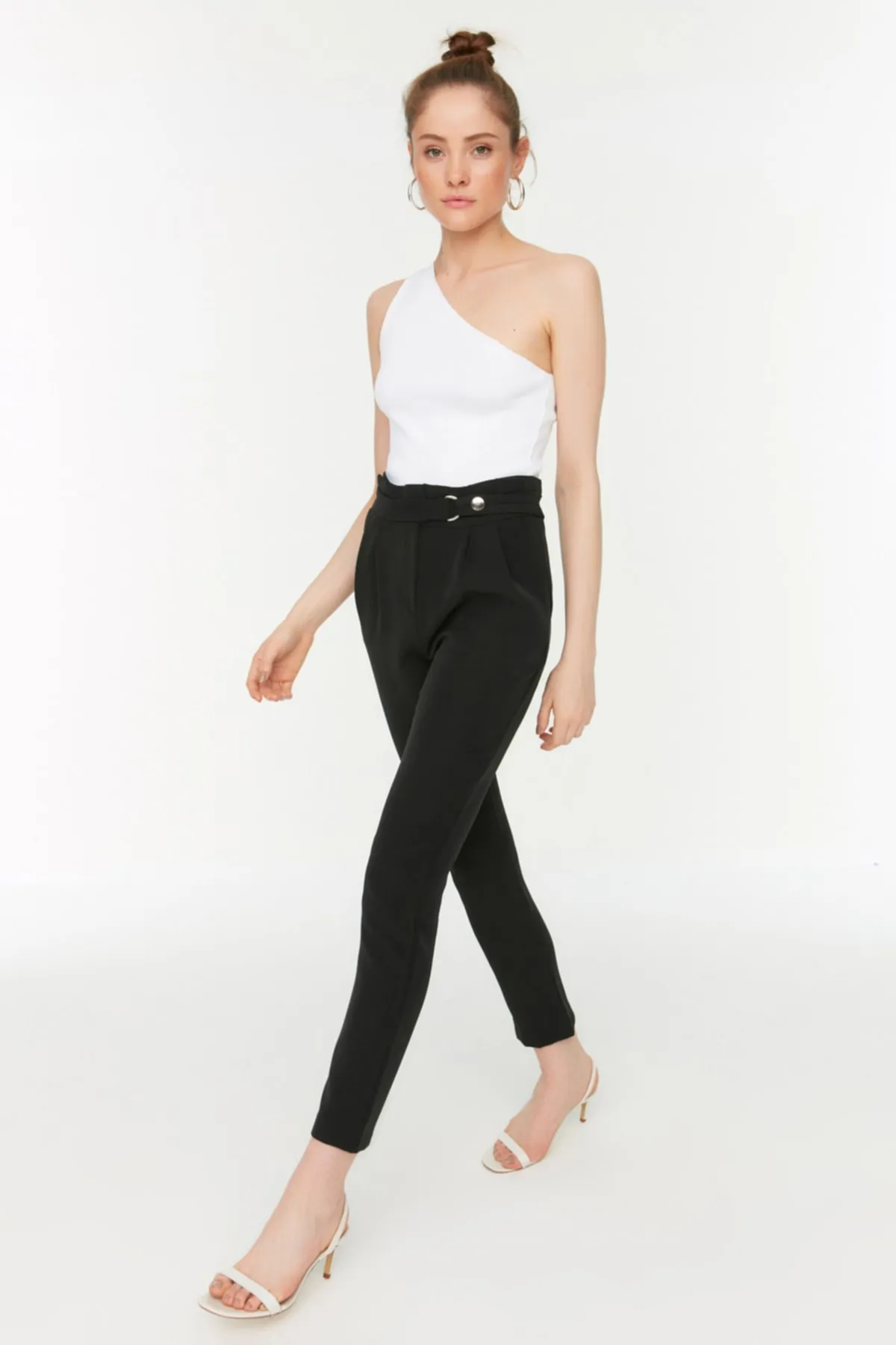 Trendyol Collection  Gewebte, plissierte Hose mit schwarzem Gürtel und Zigarette, schmales Bein, TWOSS20PL0131
