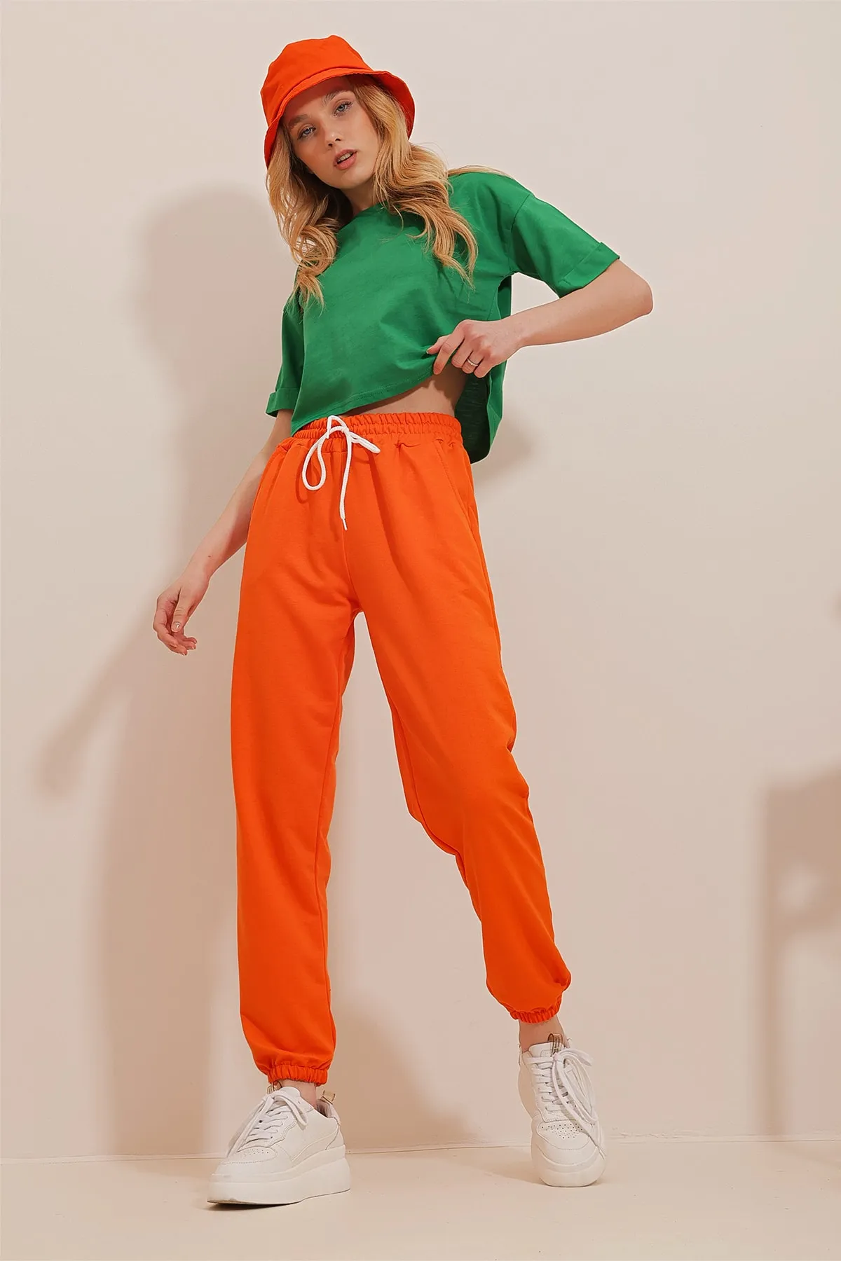 Trend Alaçatı Stili  Orangefarbene Basic-Jogginghose für Damen mit elastischem Bund und Beinen ALC-X5902