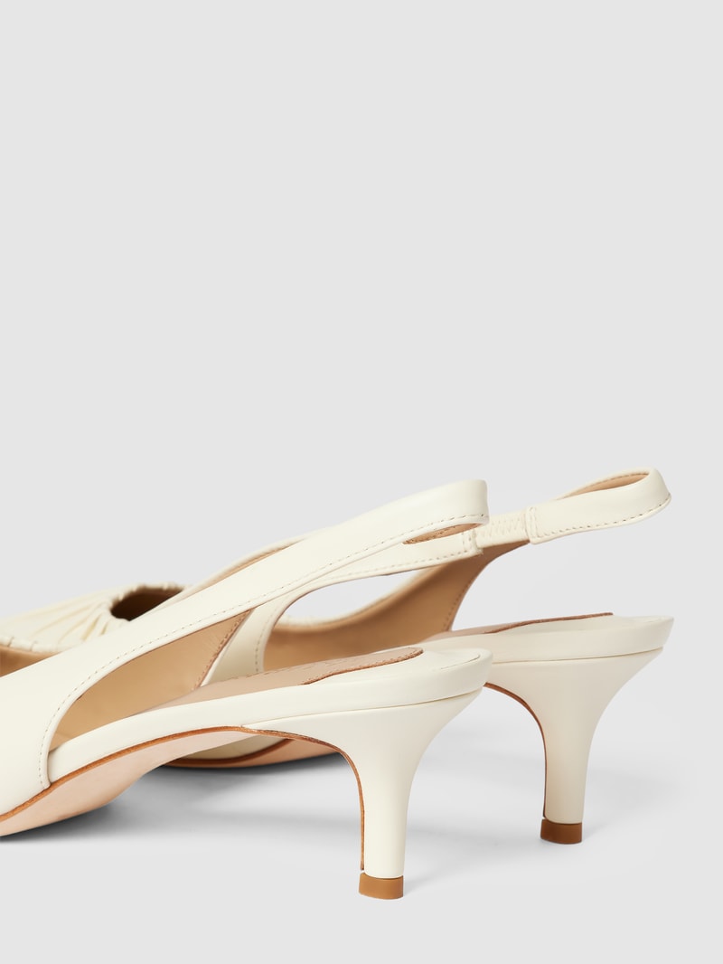 Pumps aus Leder mit spitzer Form Modell 'LOLAH' in offwhite