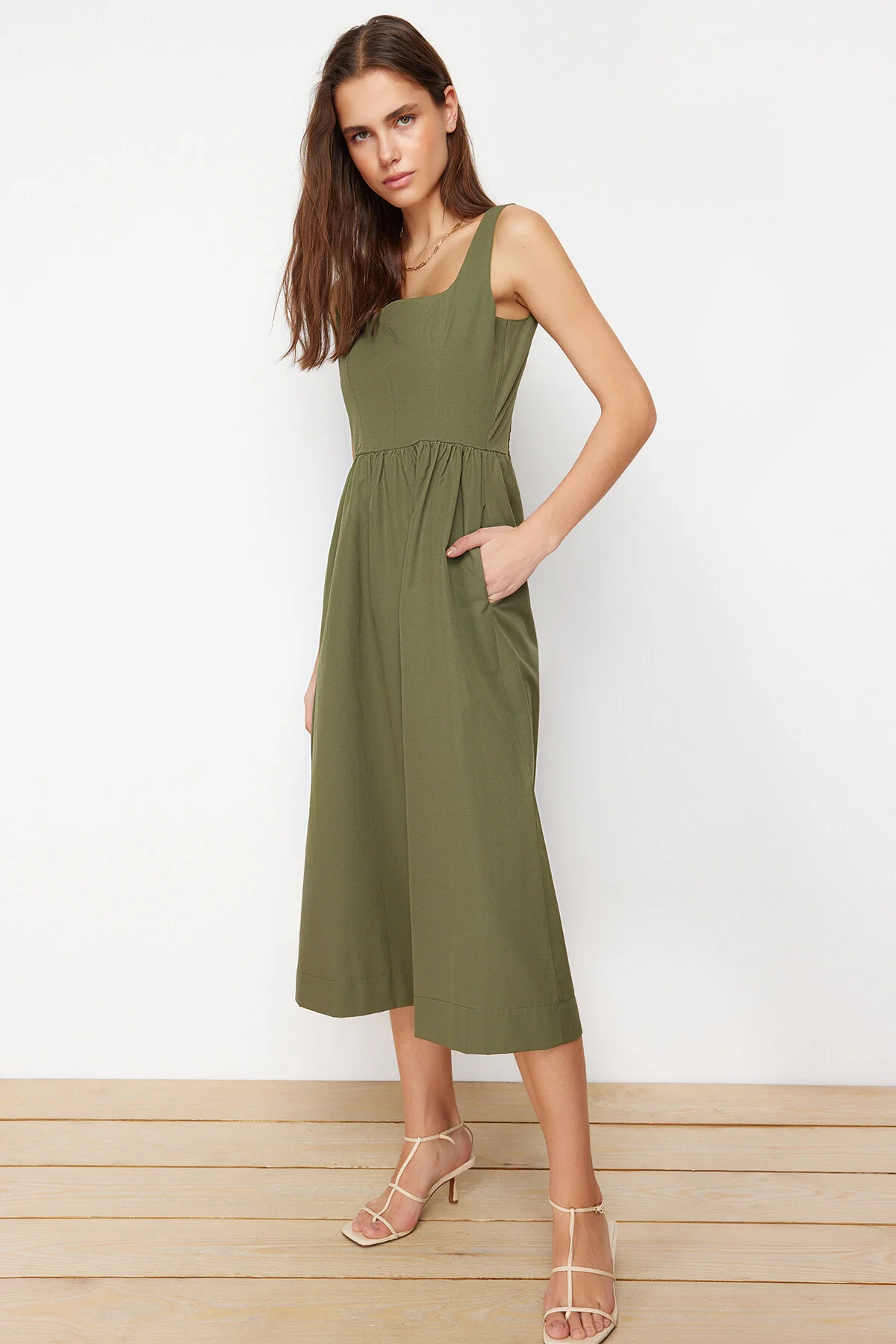 Trendyol Collection  Khakifarbenes gewebtes Midikleid mit Taillenöffnung und Korsett-Nähten TWOSS24EL00038