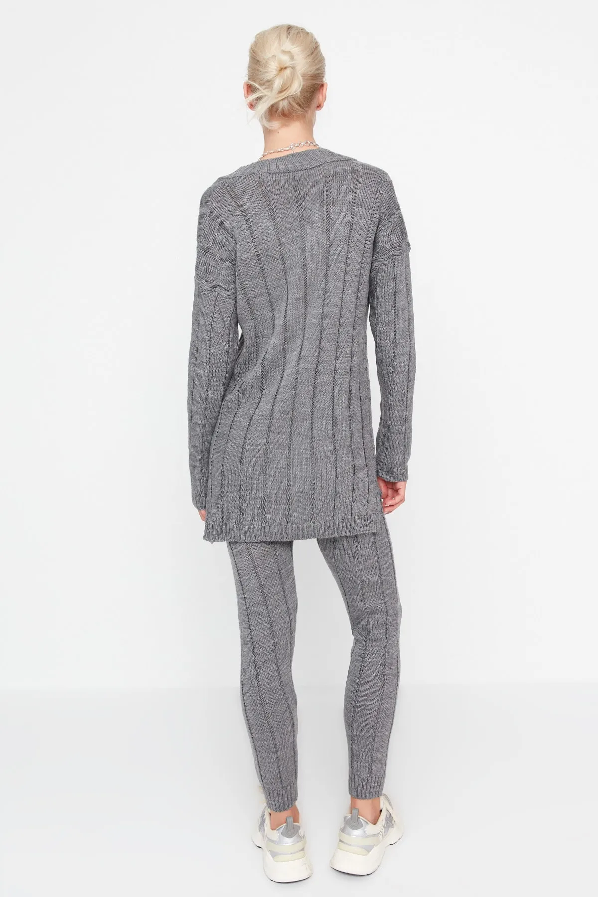 Trendyol Collection  Graues Oversize-Pullover-Hose mit V-Ausschnitt, Strickoberteil und -unterteil-Set TWOAW22AU0229