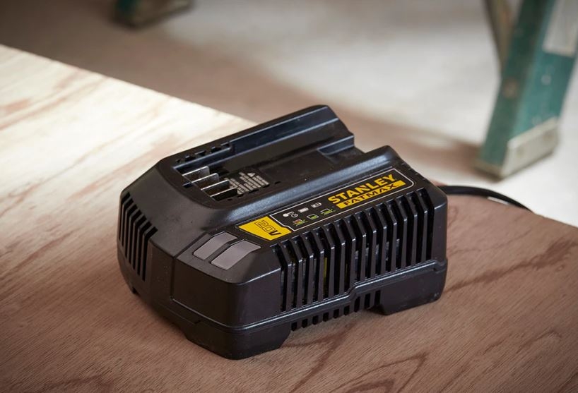 Kit de démarrage Stanley SFMCB14M1 Fatmax V20 : 1 batterie 18 V 4,0 Ah + chargeur de batterie