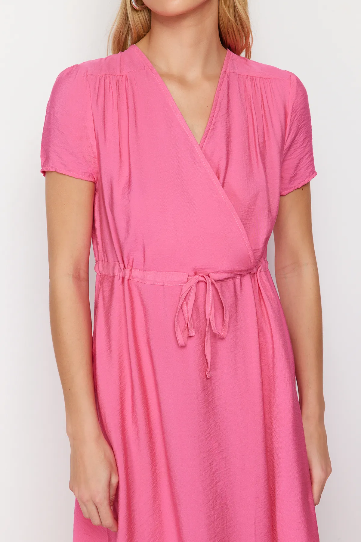 Trendyol Collection  Fuchsiafarbenes, gewebtes Midi-Kleid mit V-Ausschnitt und Taillenöffnung TWOSS24EL00501