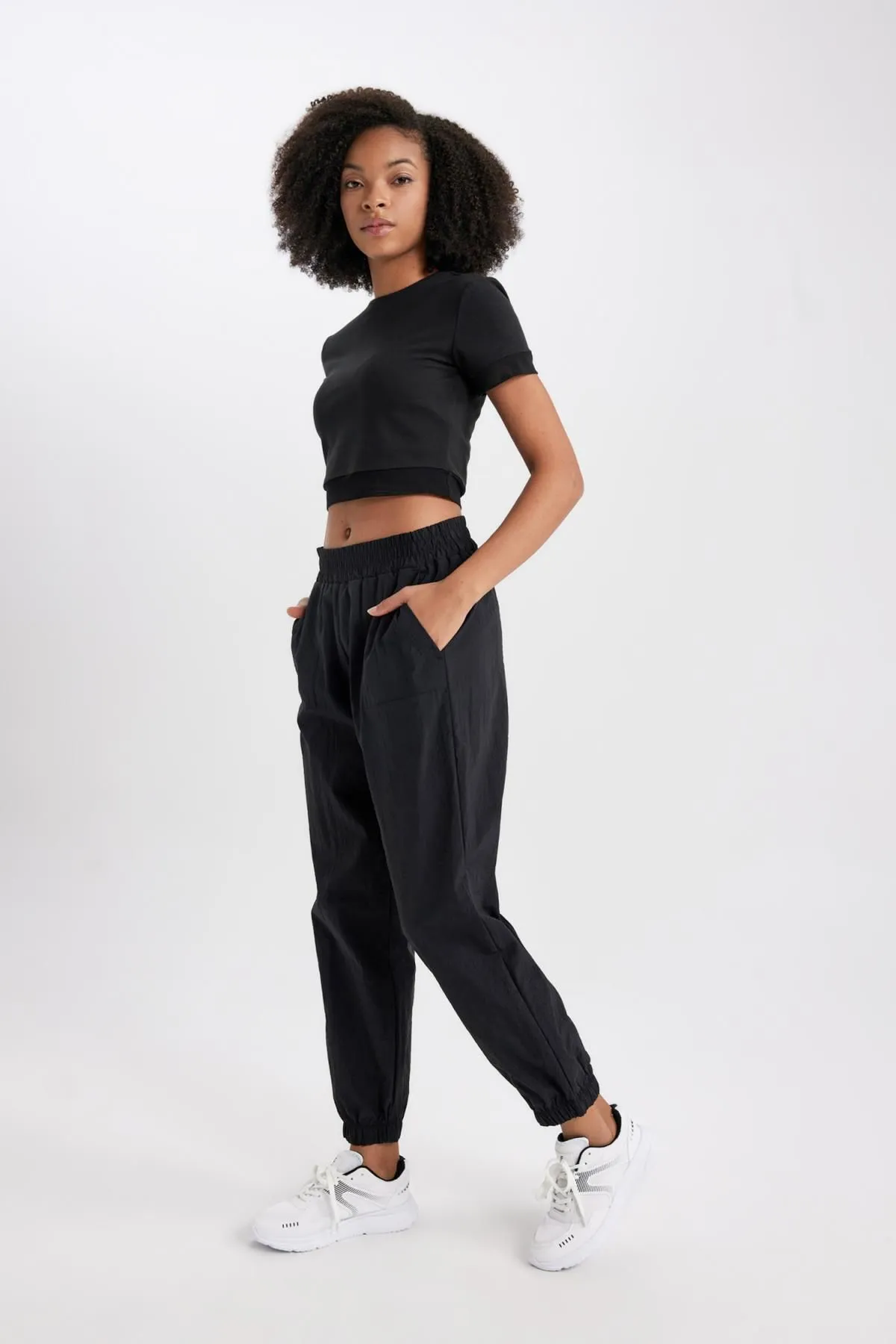 DeFacto  Passform Oversized Fit Fallschirmhose B9268ax23wn