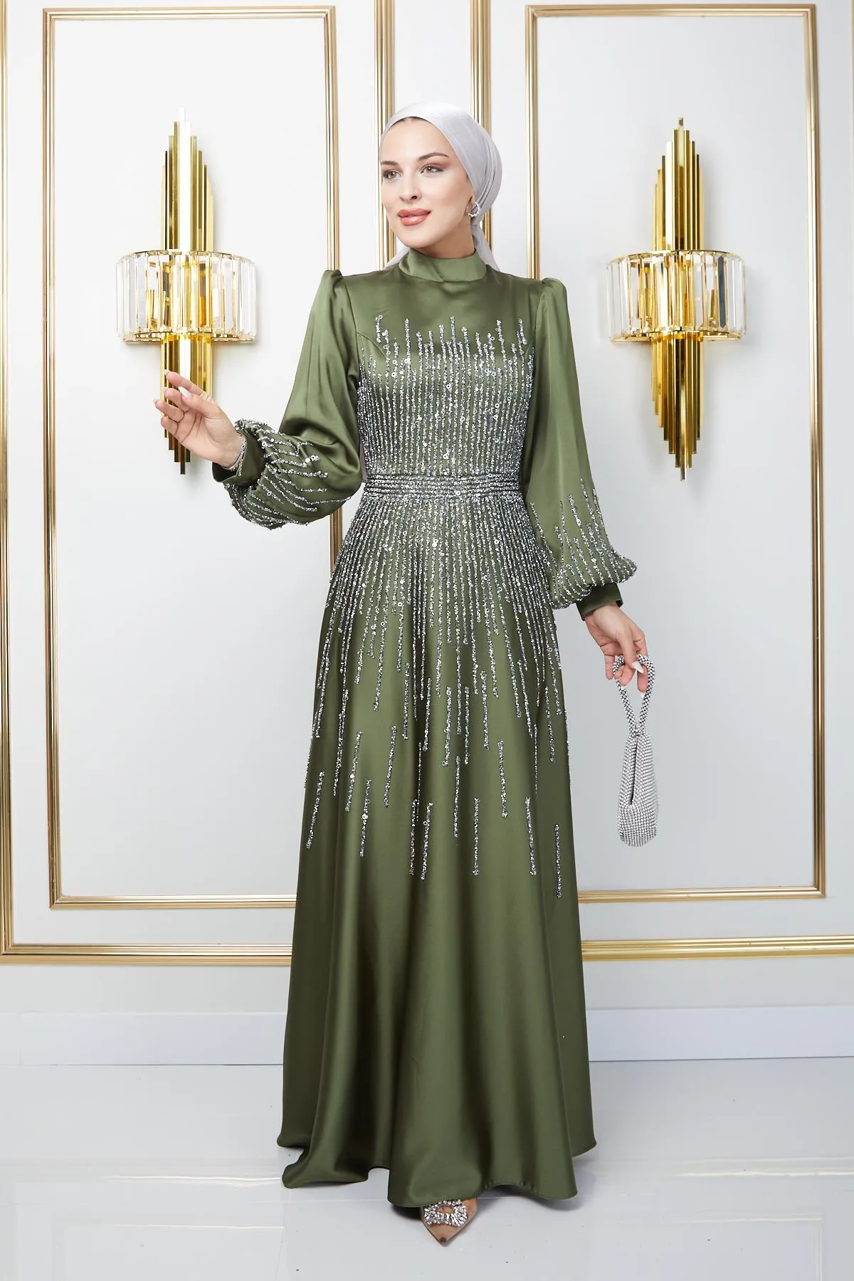 Olcay  Hellgrünes Satin-Hijab-Abendkleid – Hals mit Steinen und Erbsen bemalt, Modell 1670