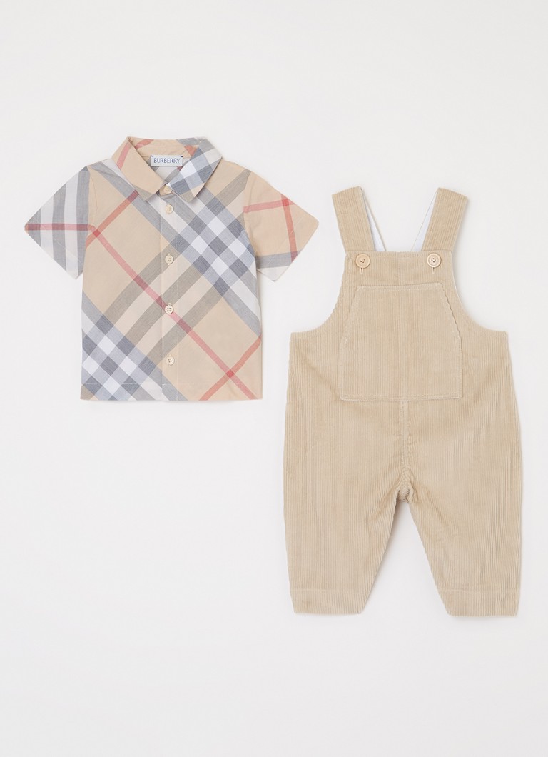 Costum Burberry Darwin din trei piese: salopetă, cămașă și pălărie tip găleată.