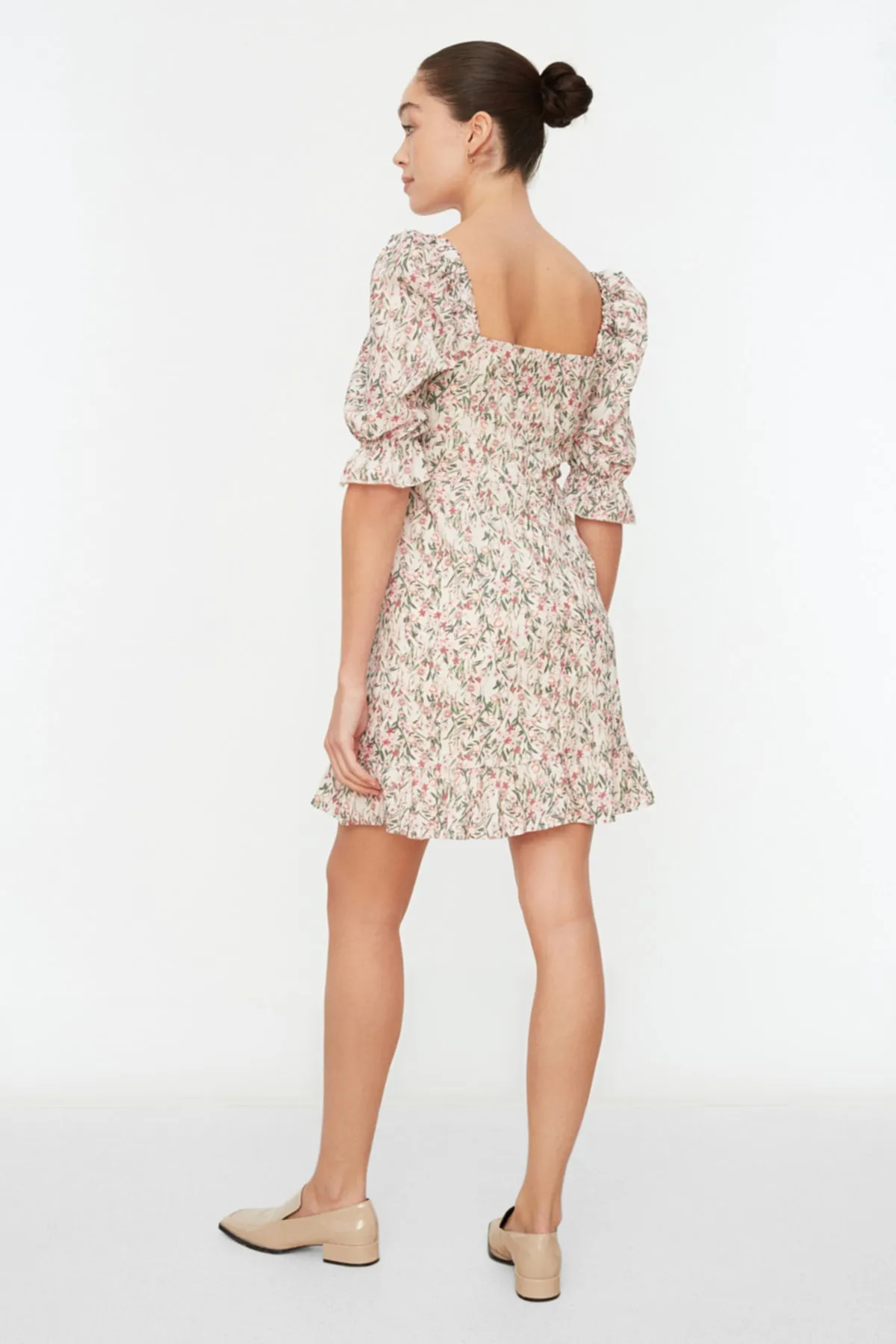 Trendyol Collection  Steinbetontes, gewebtes, gefüttertes, gewebtes Kleid mit Blumenmuster TWOSS21EL0864