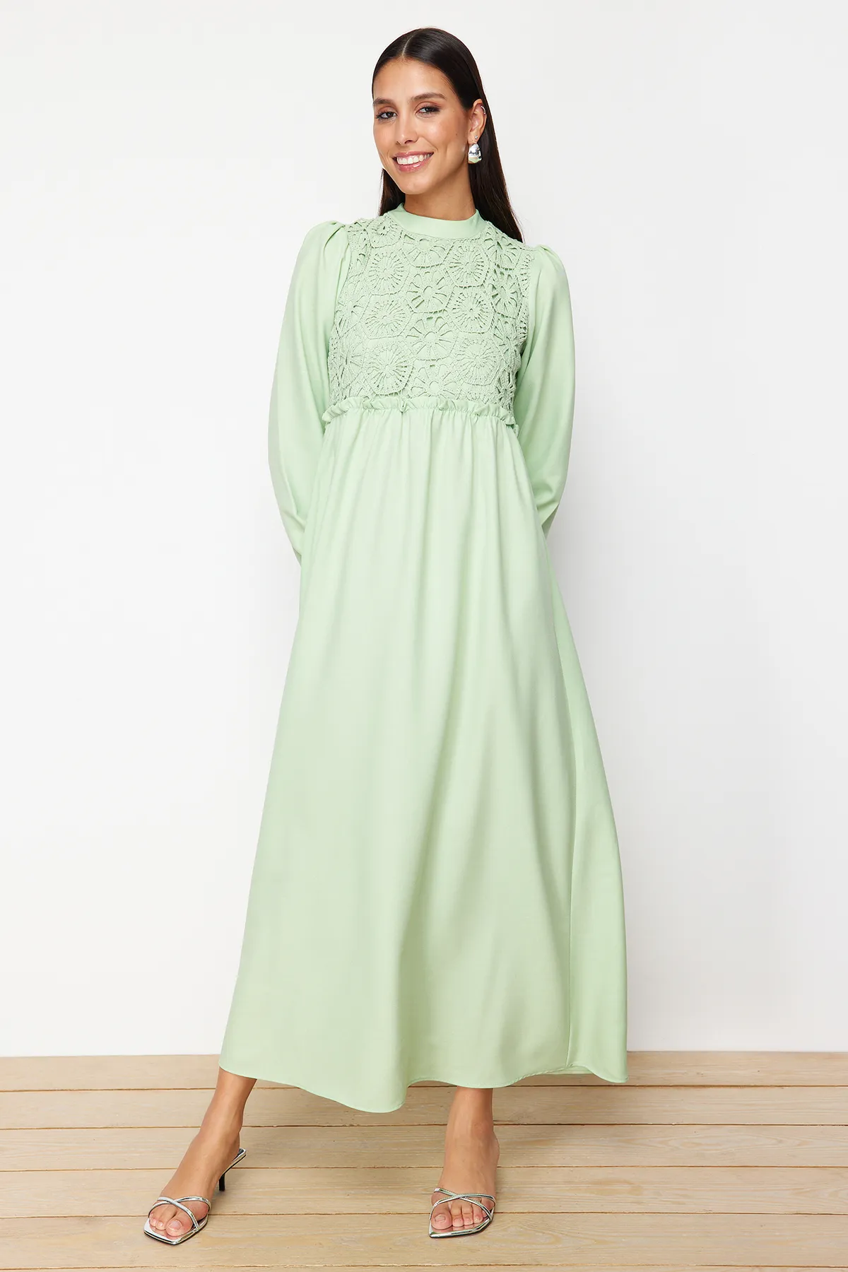 Trendyol Modest  Grünes gewebtes Kleid mit Guipure-Detail TCTAW24EB00110
