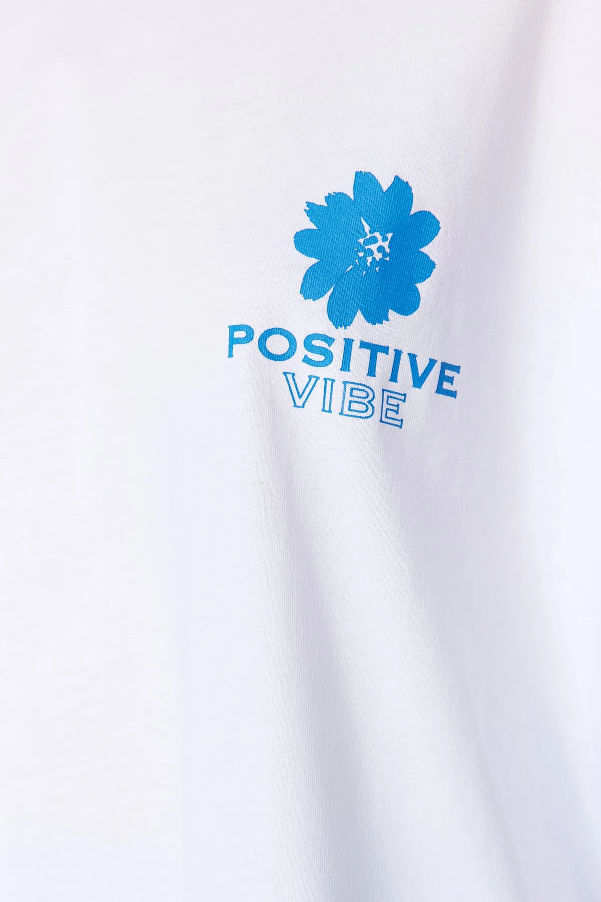Trendyol Collection  Weißes Strick-T-Shirt mit Rundhalsausschnitt aus 100 % Baumwolle mit Aufdruck auf der Rückseite und weiter Passform TWOSS23TS00321