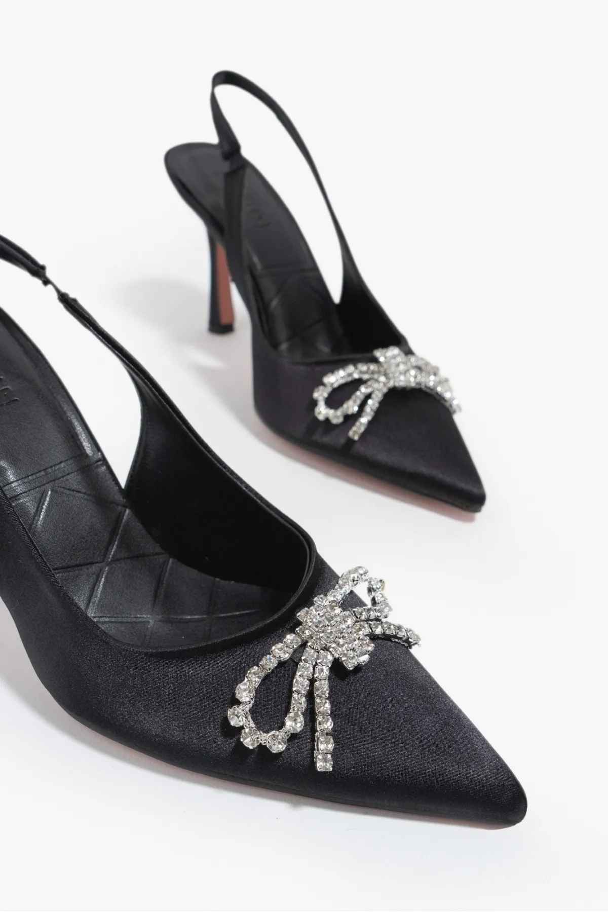 NİŞANTAŞI SHOES  Karina Damen-Schuhe mit Absatz aus schwarzem Satin und Steindetails