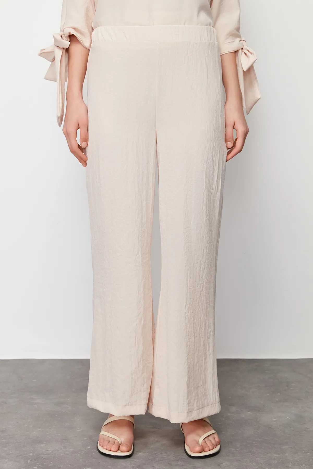 Trendyol Modest  Beigefarbenes Set aus gewebter Aerobin-Tunika und Hose mit Fledermausärmeln TCTSS23US00043