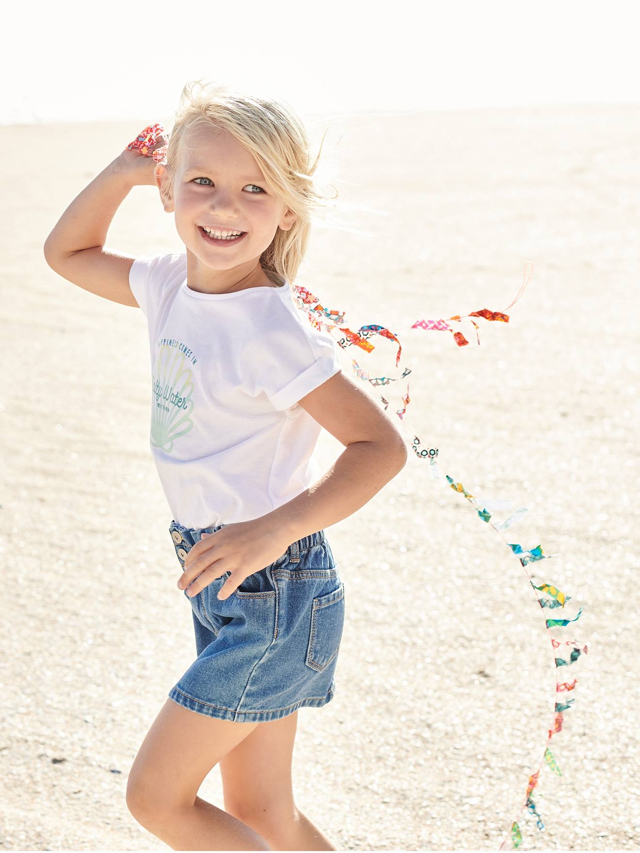 Tee-shirt motif coquillage irisé fille. blanc