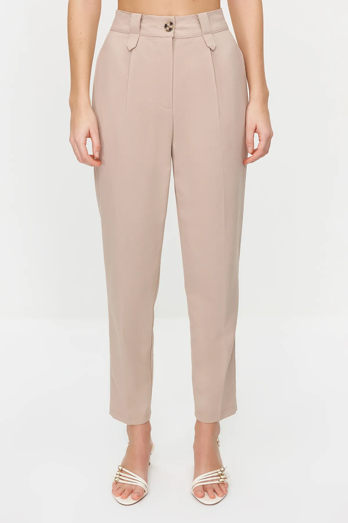 Trendyol Collection  Hellbraune Karottenhose aus Polyviscon-Gewebe mit hoher Taille TWOSS22PL0280