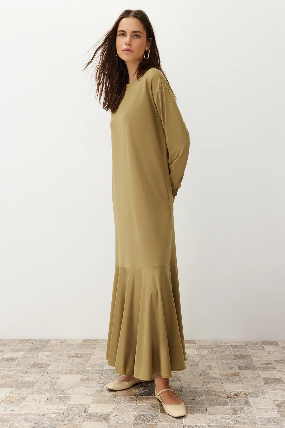 Trendyol Modest  Khakifarbenes Strickkleid mit Rundhalsrock und Volant TCTSS22EB0219