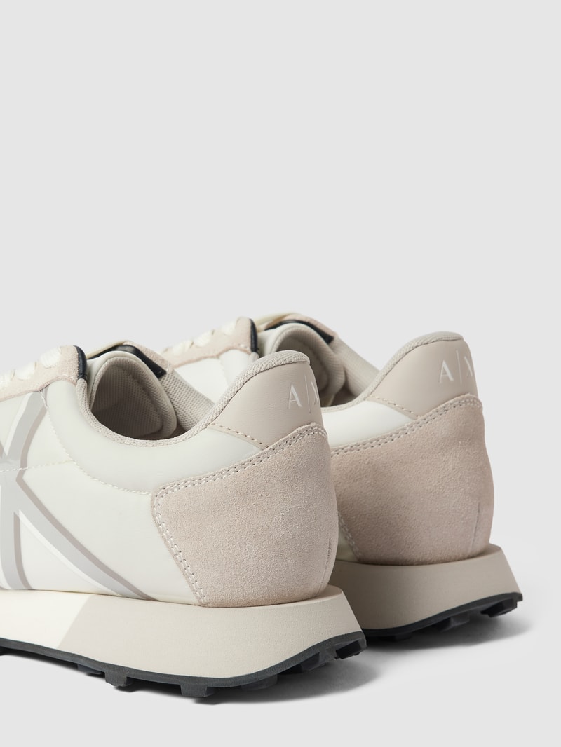 Sneaker mit Label-Detail in offwhite