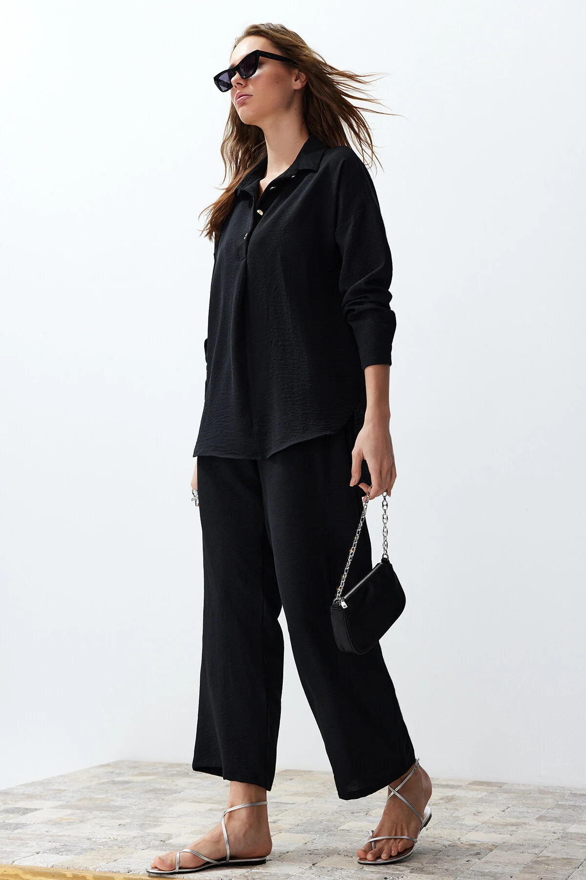 Trendyol Collection  Schwarzes, geknöpftes Oberteil-Unterteil aus Webstoff TWOSS24AU00108