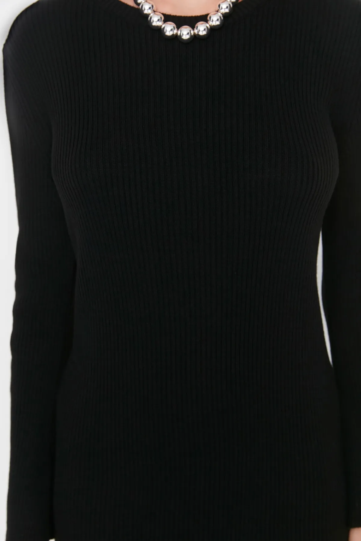 Trendyol Collection  Schwarzes, detailliertes Strickkleid mit Schlitz TWOAW23AU00187