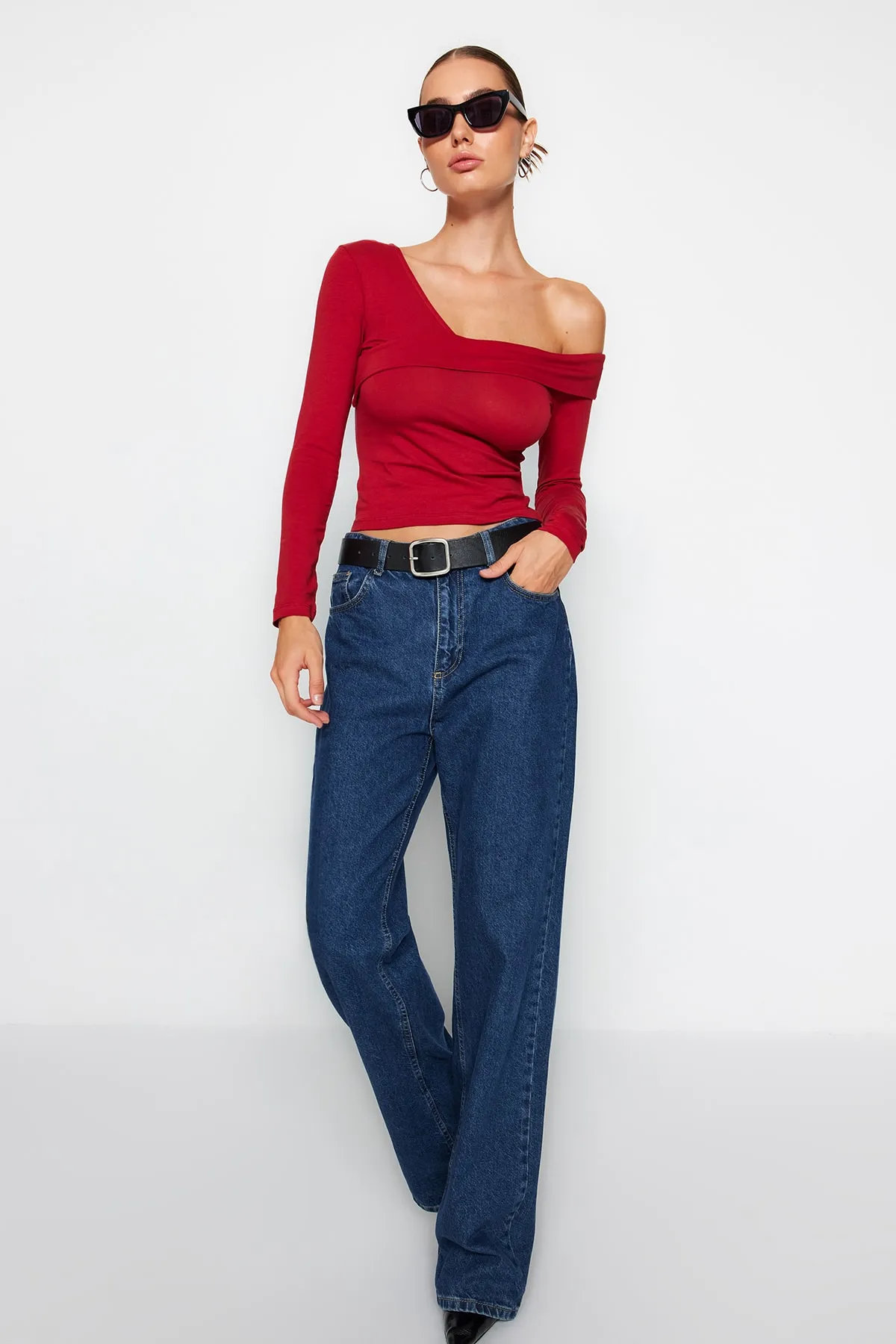 Trendyol Collection  Burgunderrote, eng anliegende, kurz geschnittene Strickbluse aus Baumwolle mit dehnbarem Volant TWOAW24BZ00161