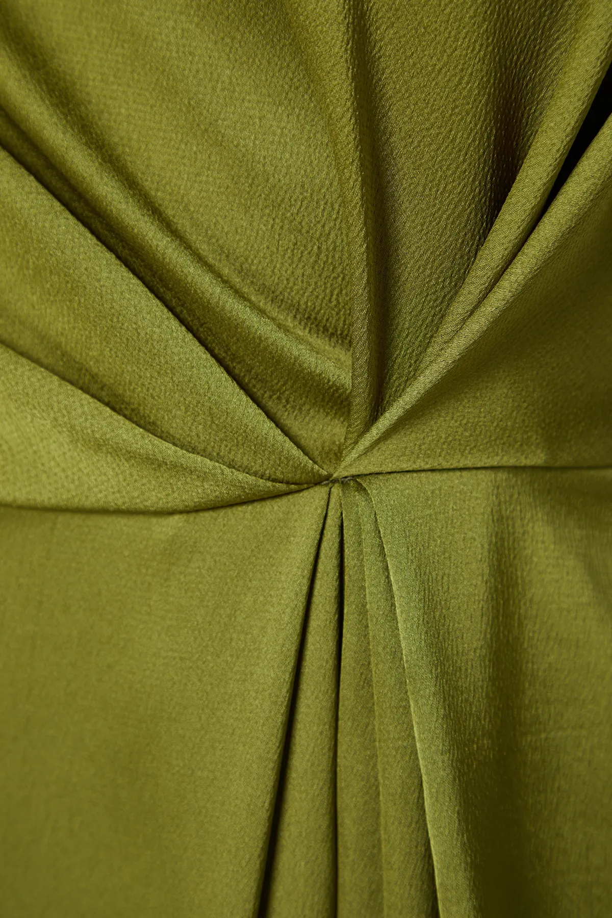 Trendyol Modest  Khakifarbenes Satin-Abendkleid mit geraffter Taille TCTSS23DB00043