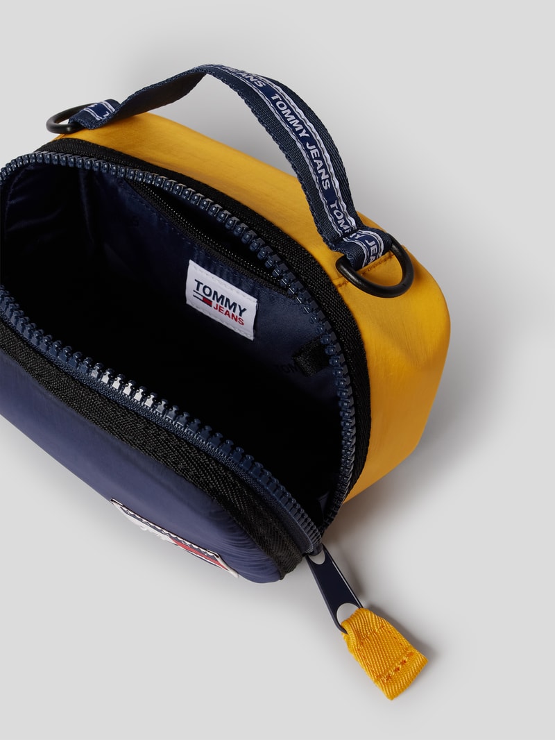 Umhängetasche mit Logo-Patch in dunkelblau