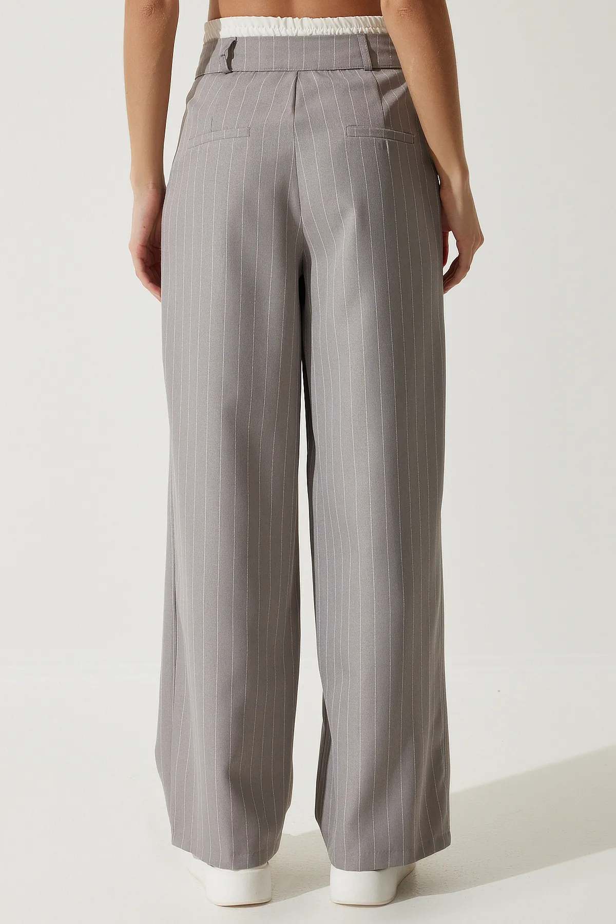 Happiness İstanbul  Graue Damenhose mit kontrastierender Taille und detailliertem, gestreiftem Webmuster CI00104