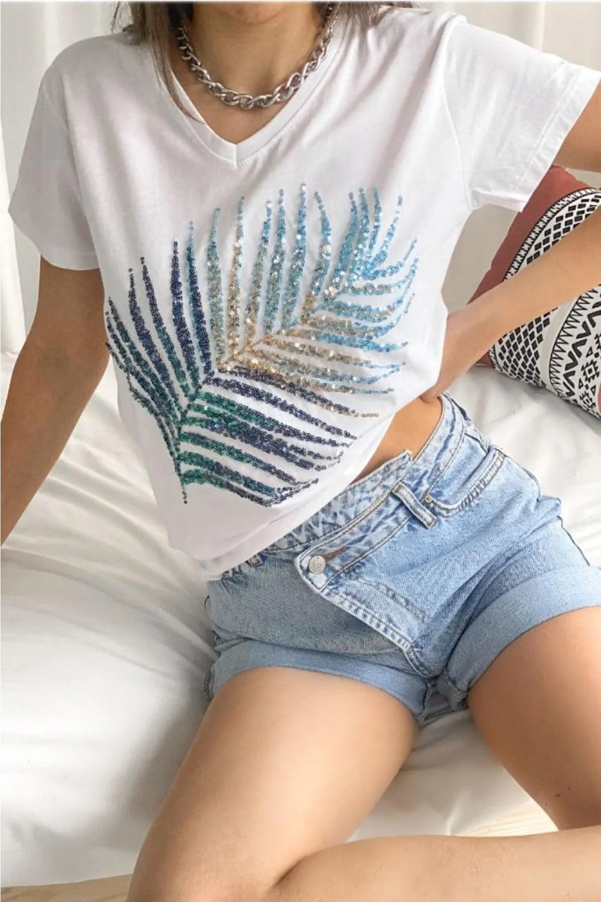 FEMELLE  Weißes Damen-T-Shirt aus Baumwolle mit V-Ausschnitt und Blatt-Pailletten