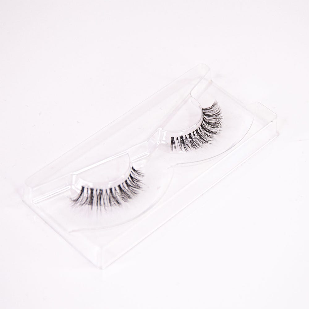 NICLAY by Florian Ferino Wimpernkranz Look 1