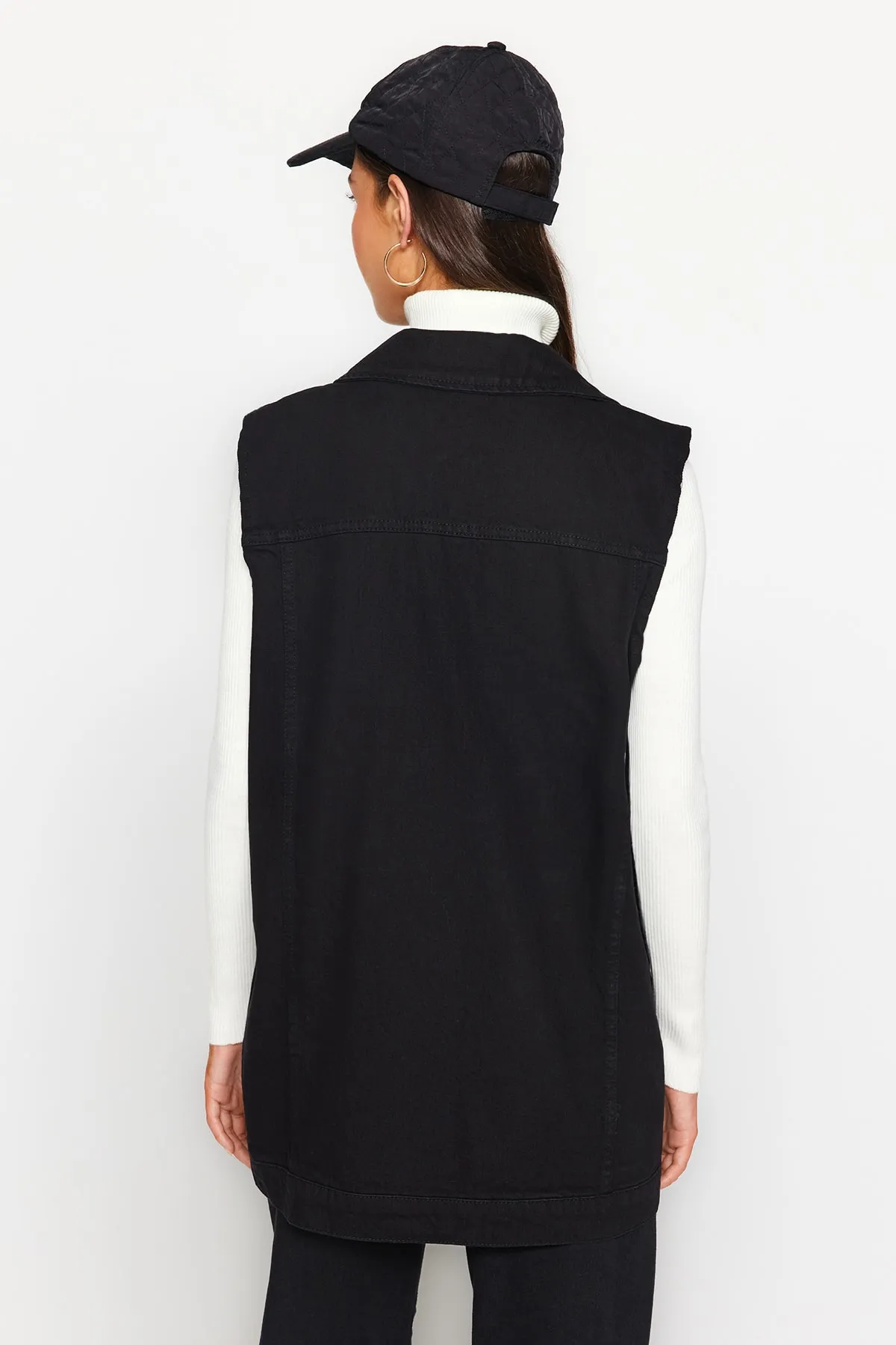Trendyol Collection  Schwarze Jeansweste aus 100 % Baumwolle mit Hemdkragen und Taschendetail TCTAW22CK0006