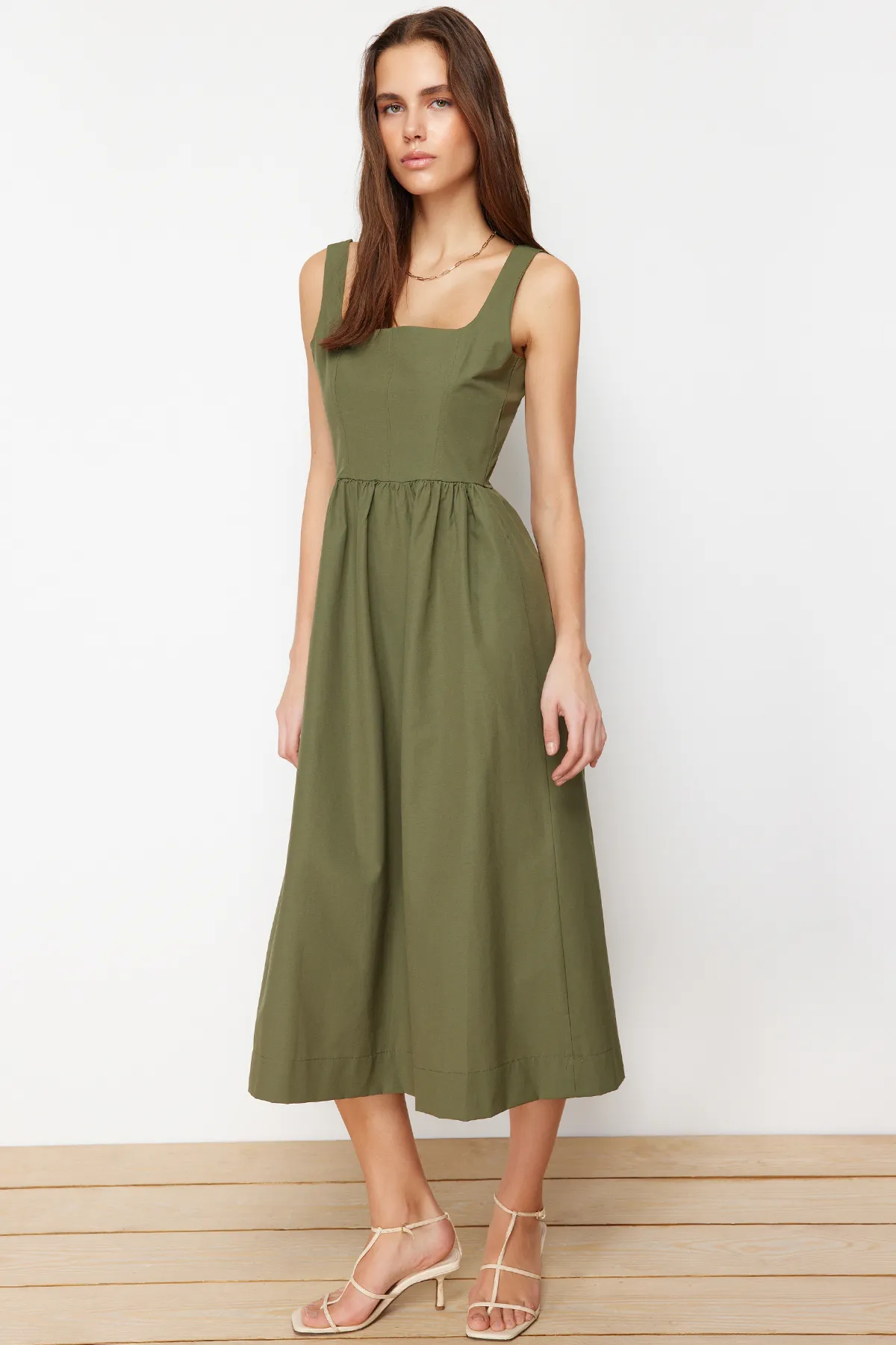 Trendyol Collection  Khakifarbenes gewebtes Midikleid mit Taillenöffnung und Korsett-Nähten TWOSS24EL00038