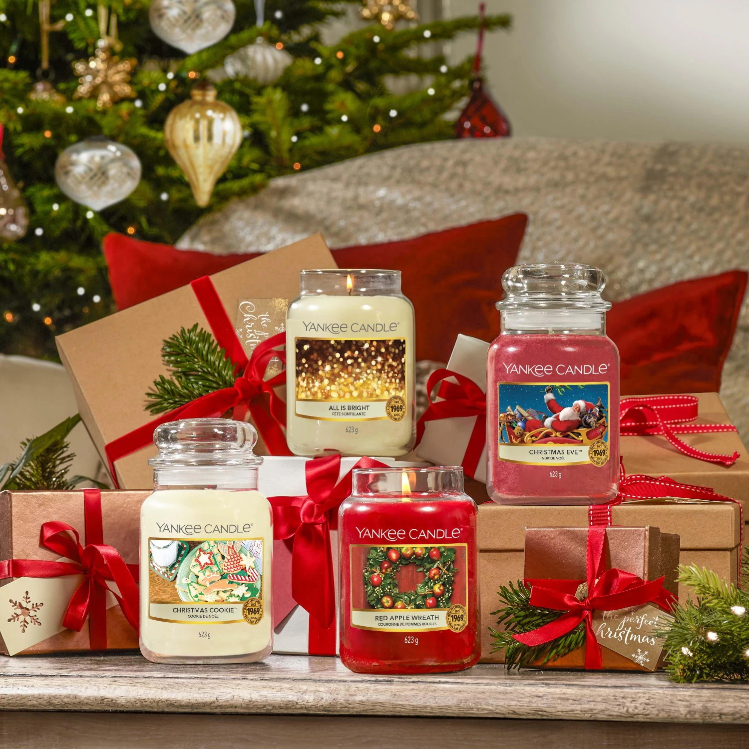 Sviečka YANKEE CANDLE v strednej nádobe, veniec z červeného jablka