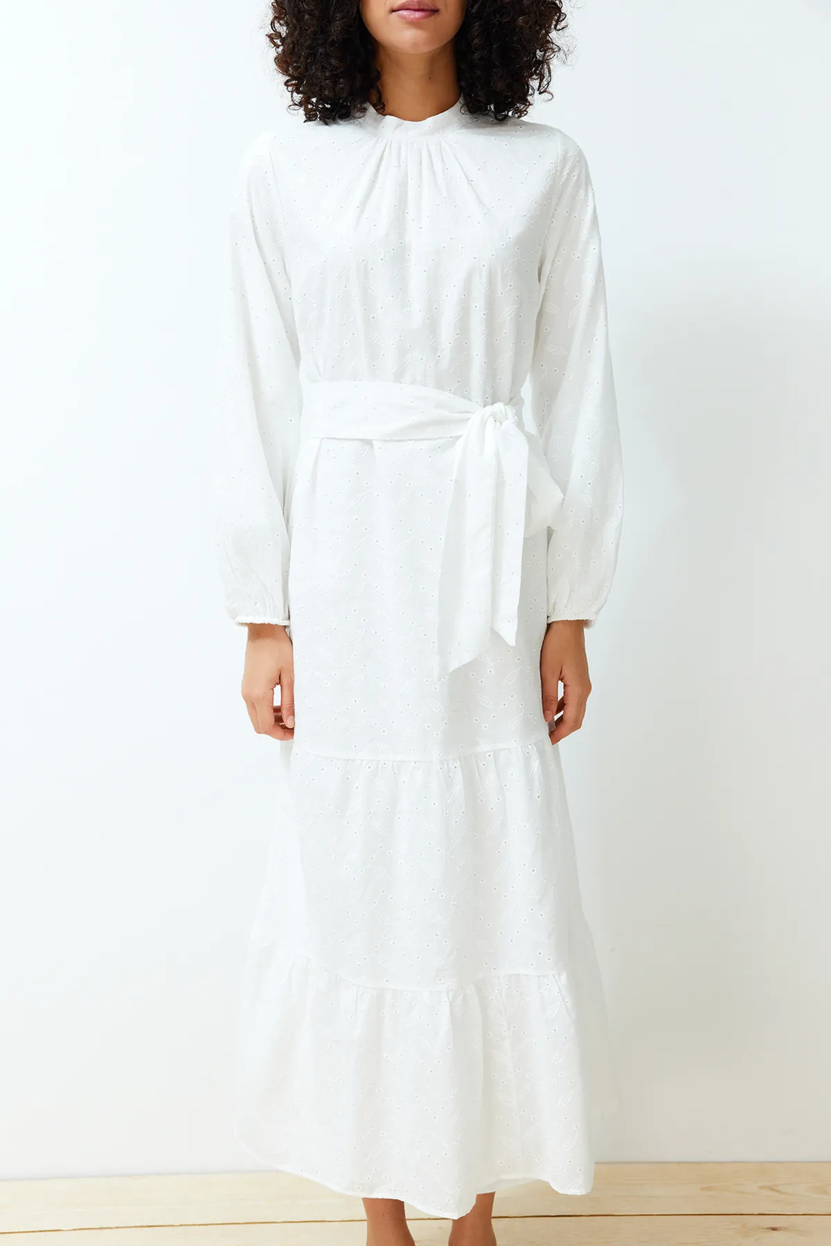 Trendyol Modest  Weißes, gewebtes Kleid mit Stehkragen, Stickerei und Spitzenfutter TCTSS24EB00053