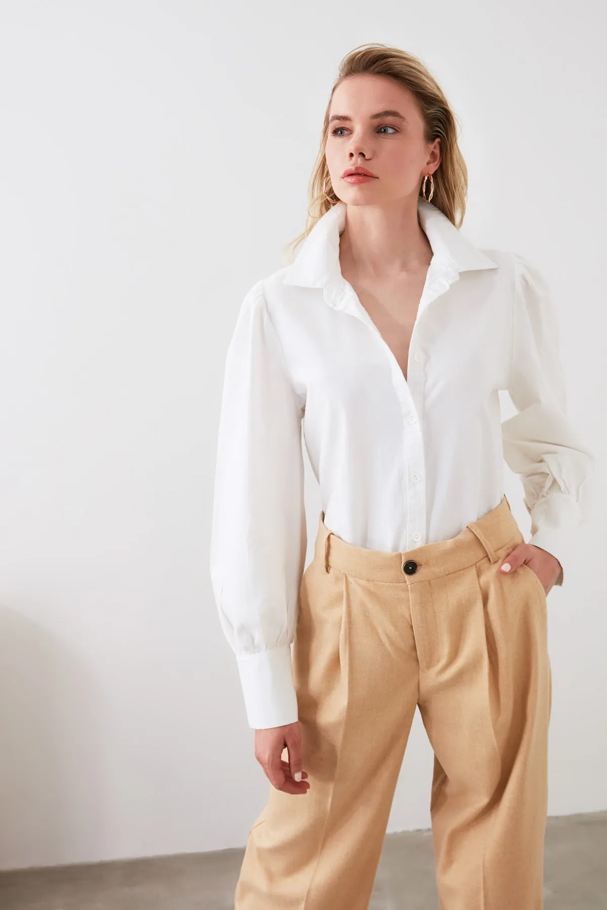 Trendyol Collection  Weißes Hemd mit Ballonärmeln aus Baumwolle - Regular Fit TWOSS20GO0065