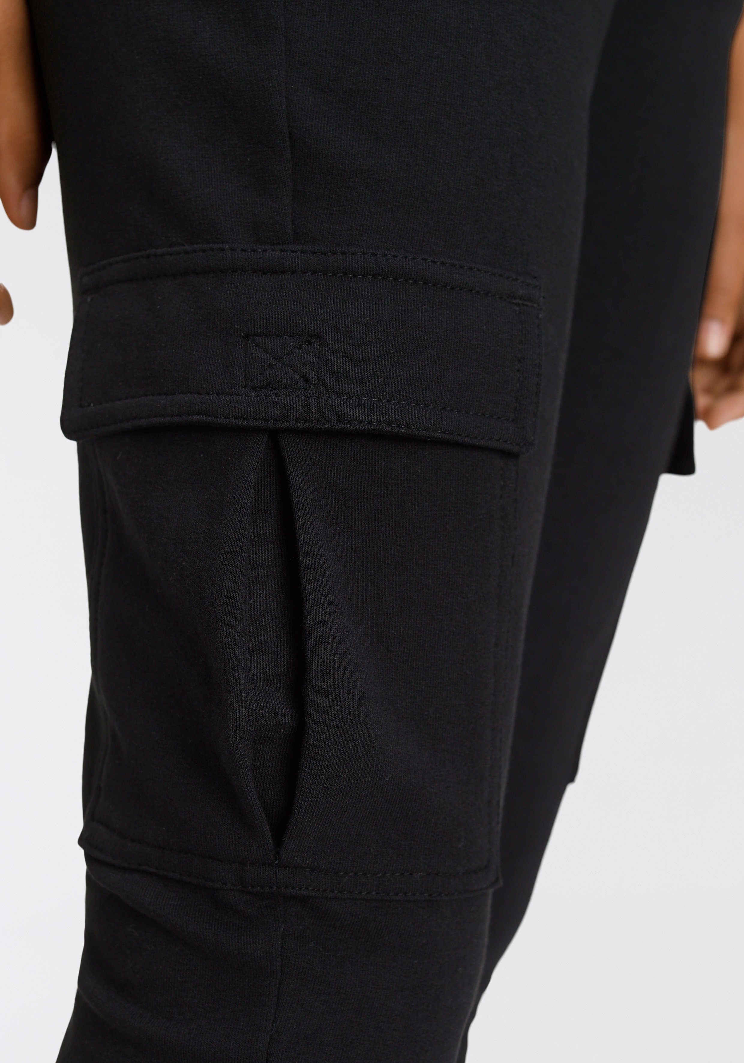 Bench. Sweathose mit seitlichen Cargotasche