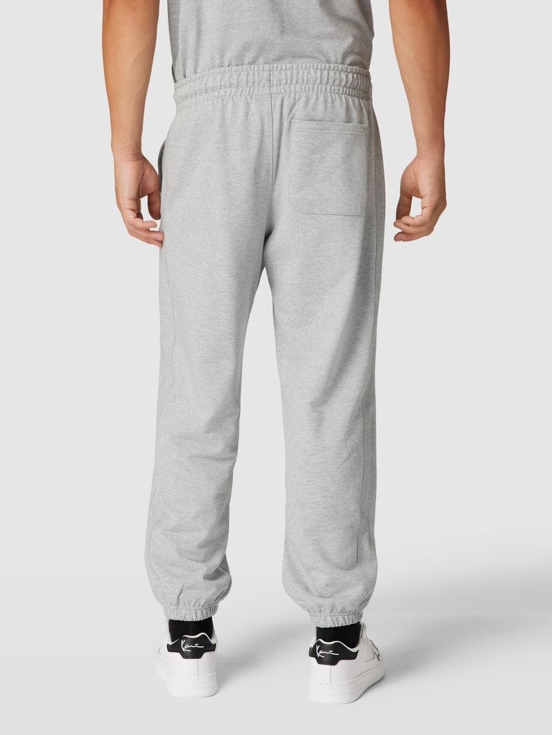 Sweatpants mit Label-Detail in hellgrau meliert