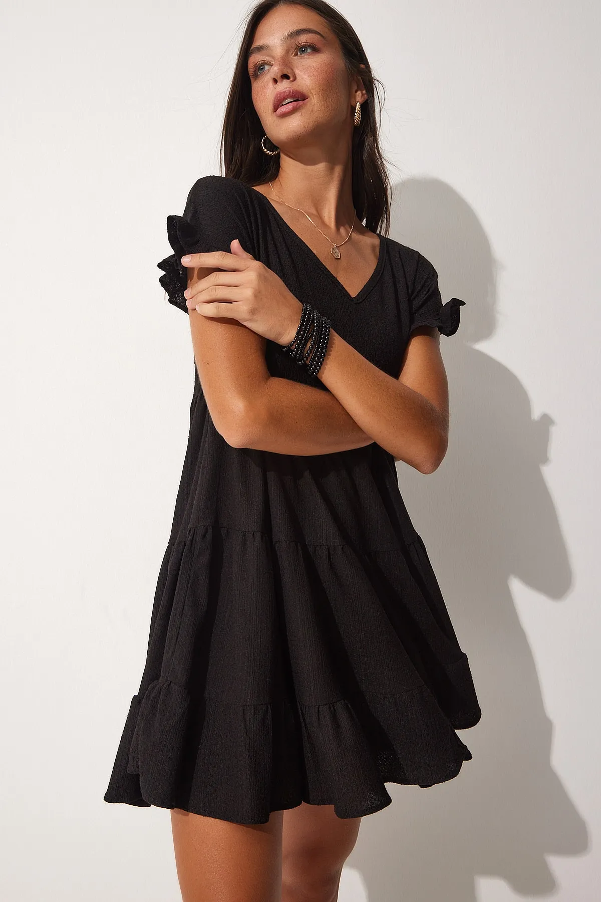 Happiness İstanbul  Schwarzes, ausgestelltes Sommer-Strickkleid mit V-Ausschnitt und Volants für Damen DZ00079
