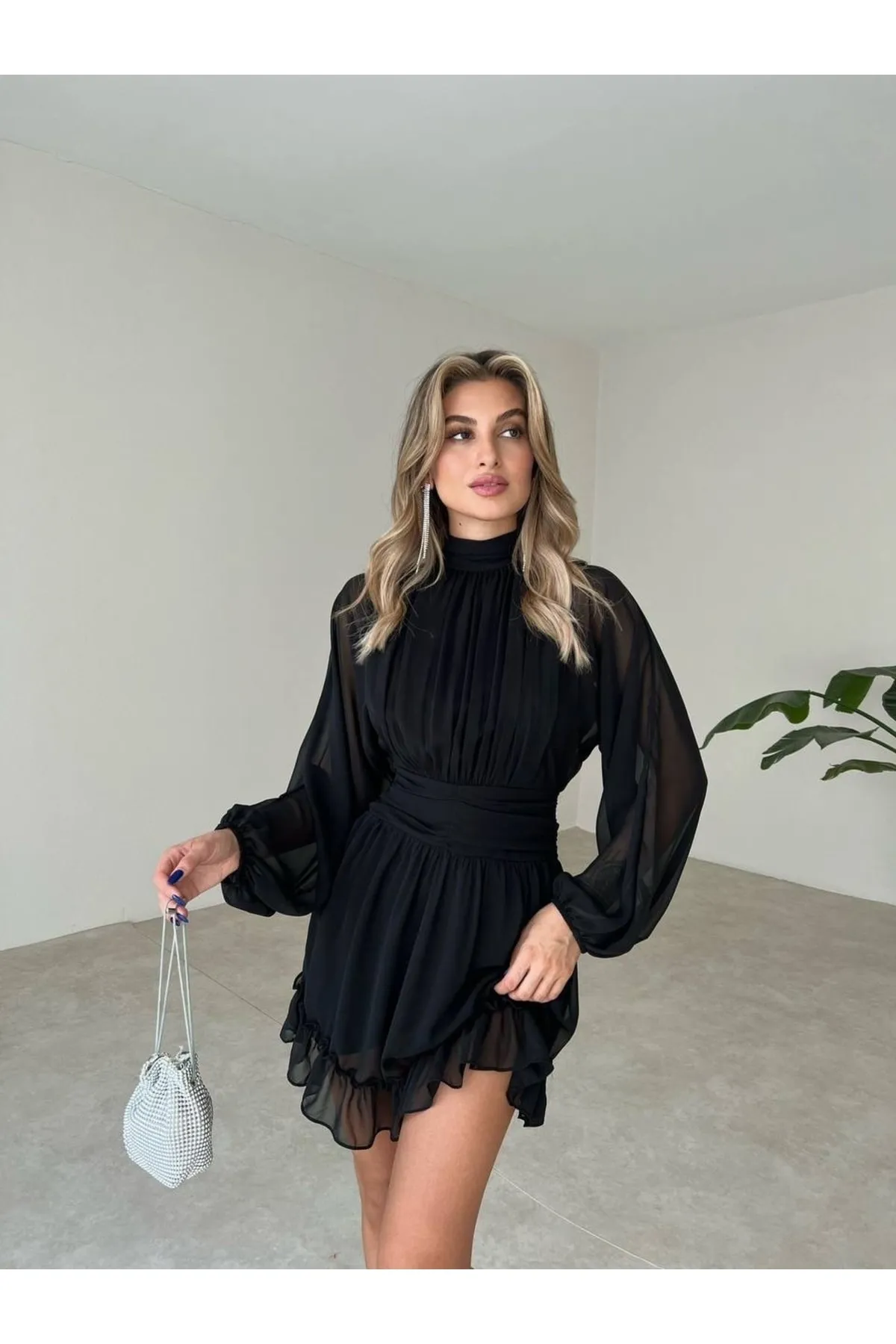 SONREİR  Rückenfreies, mit Chiffonstoff gefüttertes Kleid