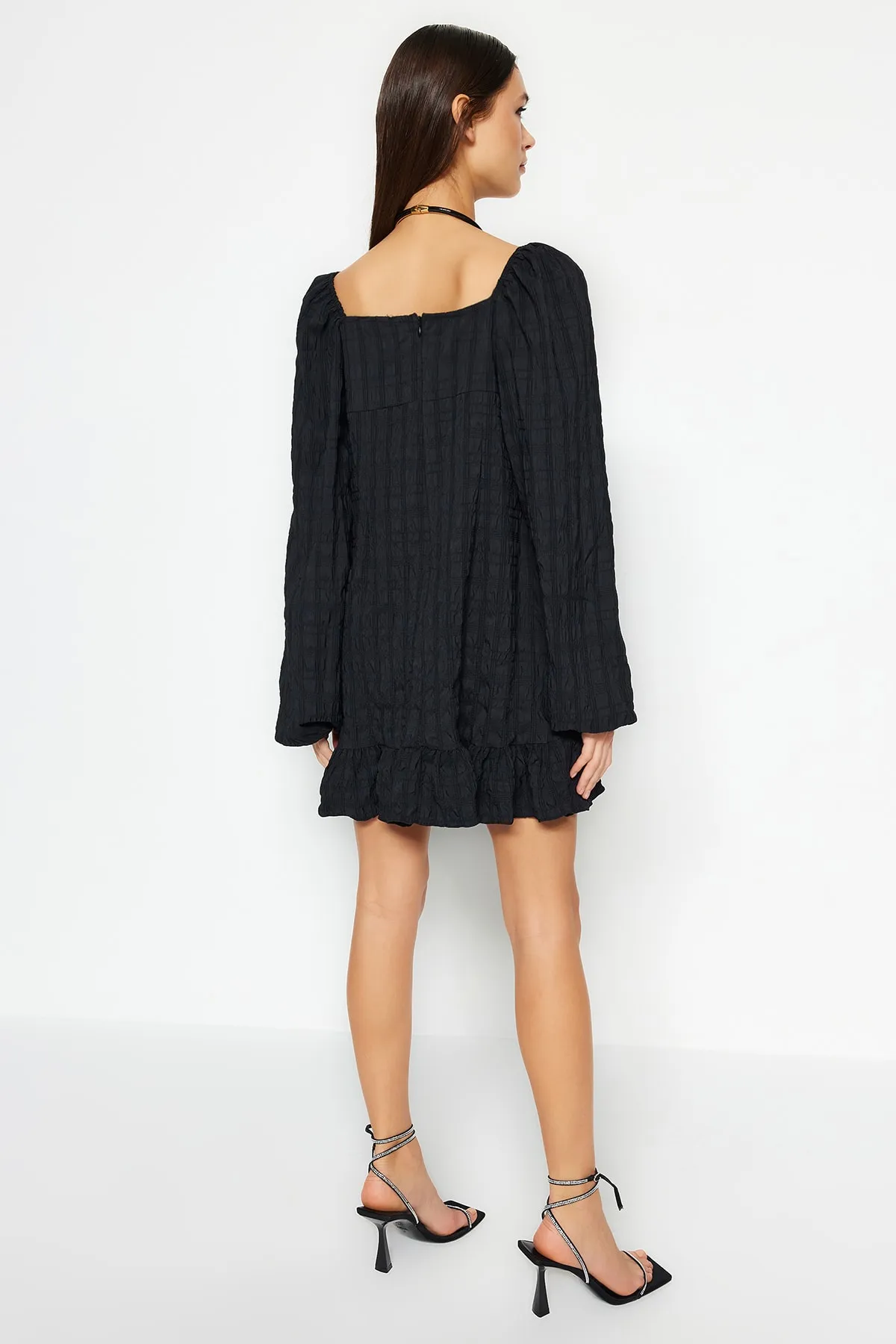 Trendyol Collection  Schwarzes, tailliertes, strukturiertes Abendkleid TPRSS23EL00024