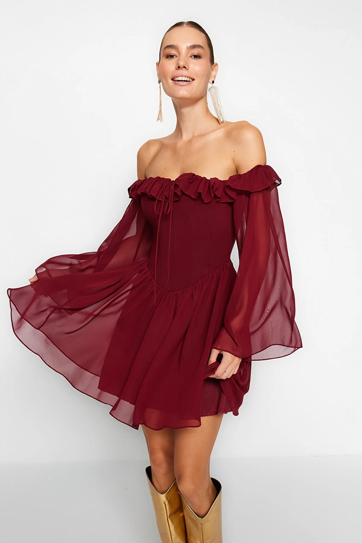 Trendyol Collection  Burgunderrotes elegantes Abendkleid aus Chiffon mit offener Taille/Skater-Futter und Rüschen TPRSS23EL00096