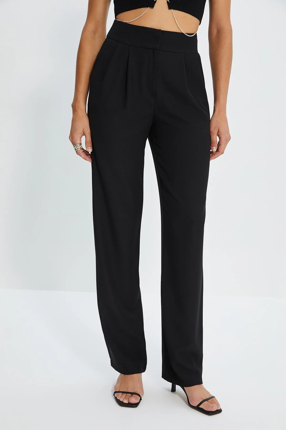 Trendyol Collection  Schwarze, gerade geschnittene, plissierte Webhose TWOSS19WX0017