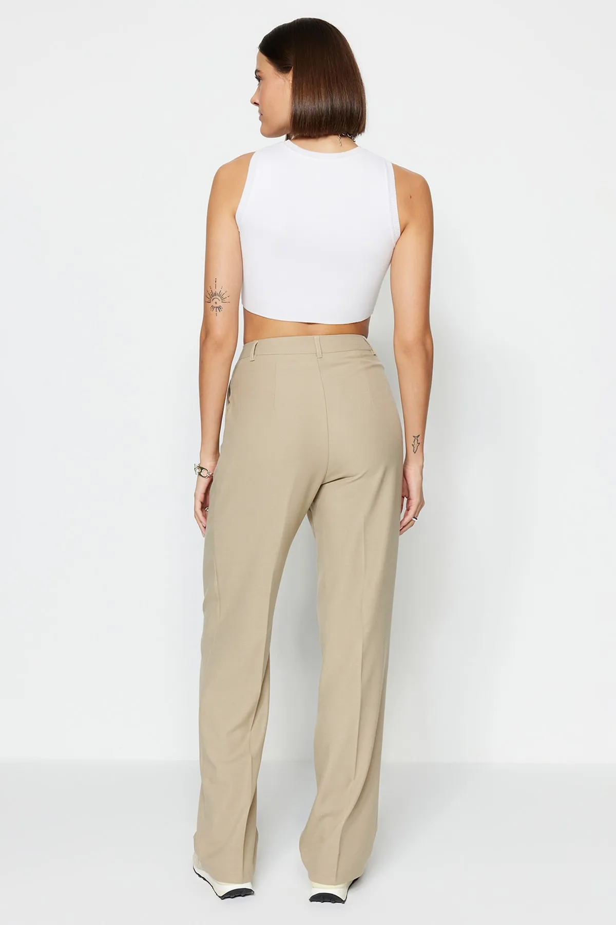 Trendyol Collection  Limited Edition – gerade/gerade geschnittene, plissierte Webhose in Nerzfarben TWOAW23PL00401