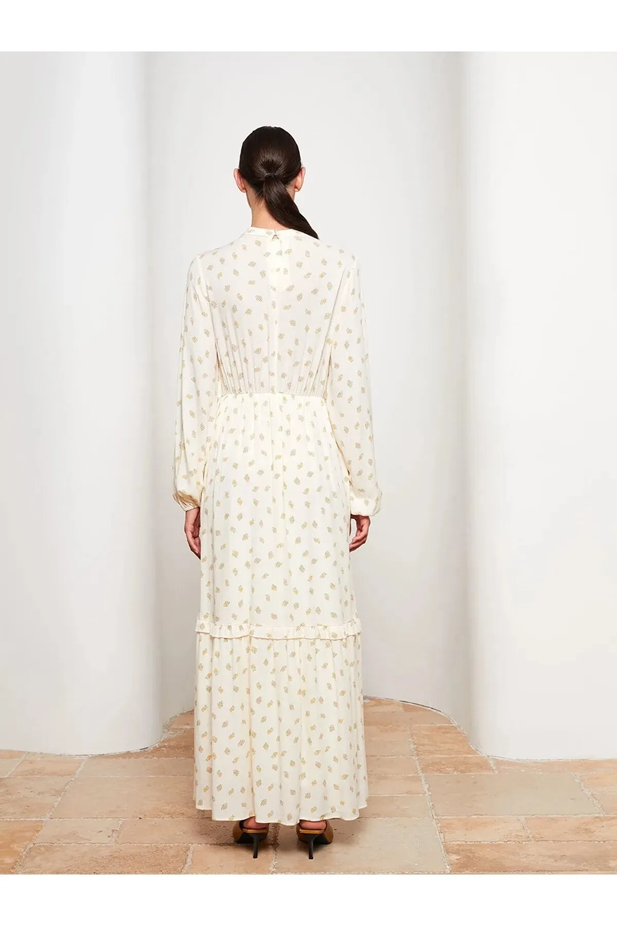 LC Waikiki  Gemustertes Damenkleid aus Viskose mit langen Ärmeln und Rundhalsausschnitt